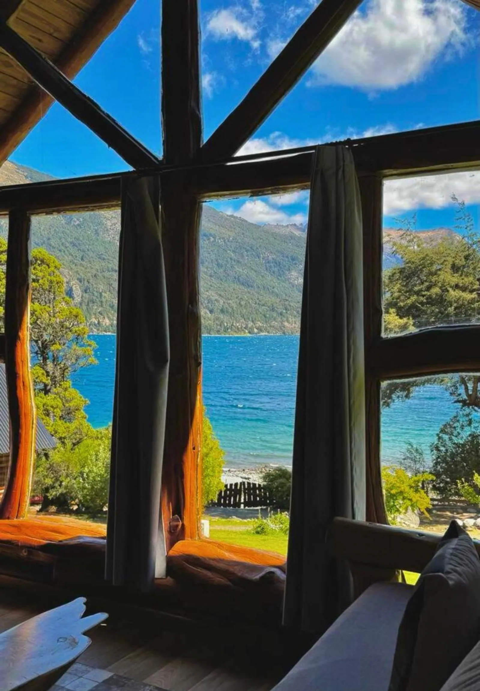 Living room in Cabañas Villa Labrador con costa de lago