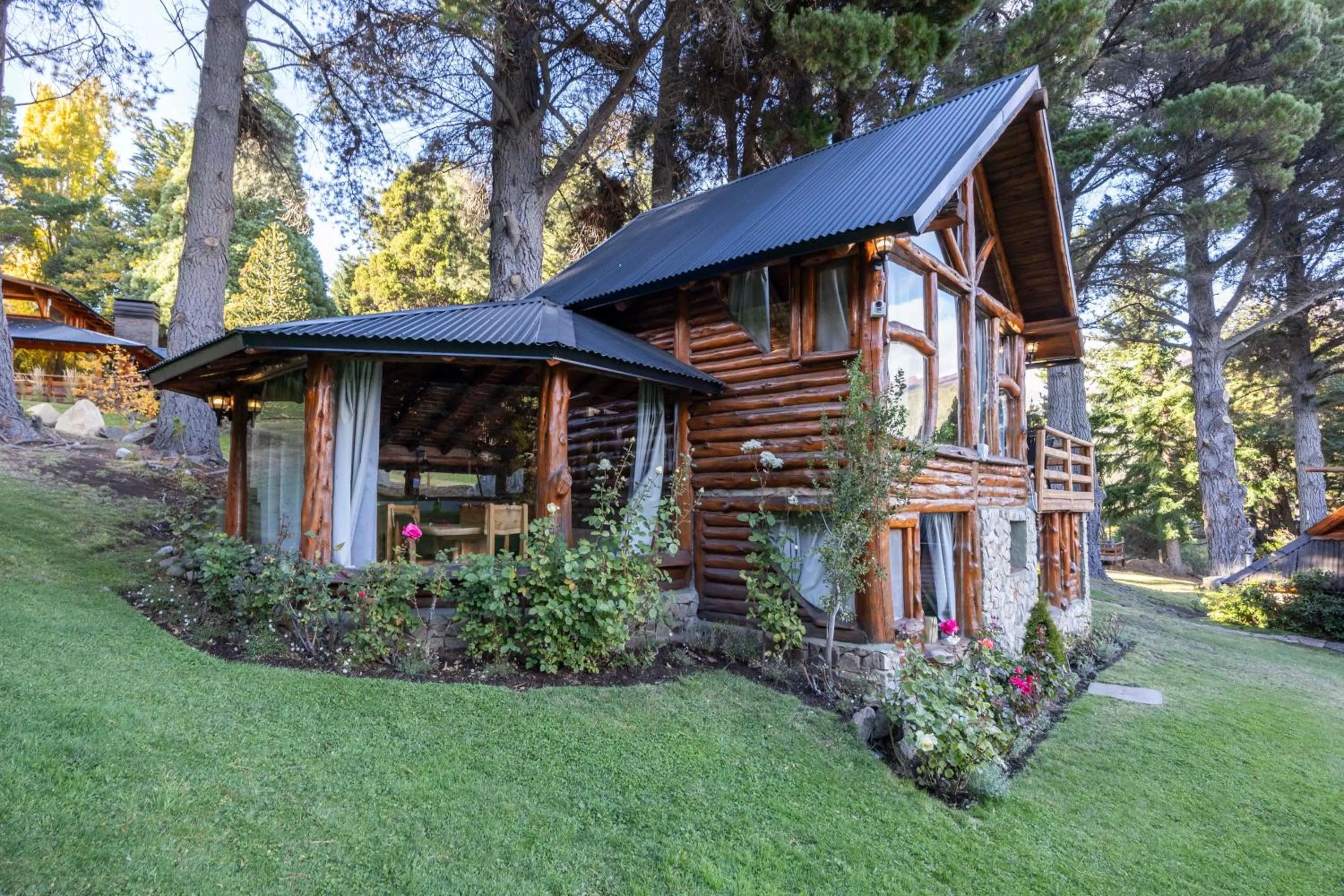 Natural landscape in Cabañas Villa Labrador con costa de lago