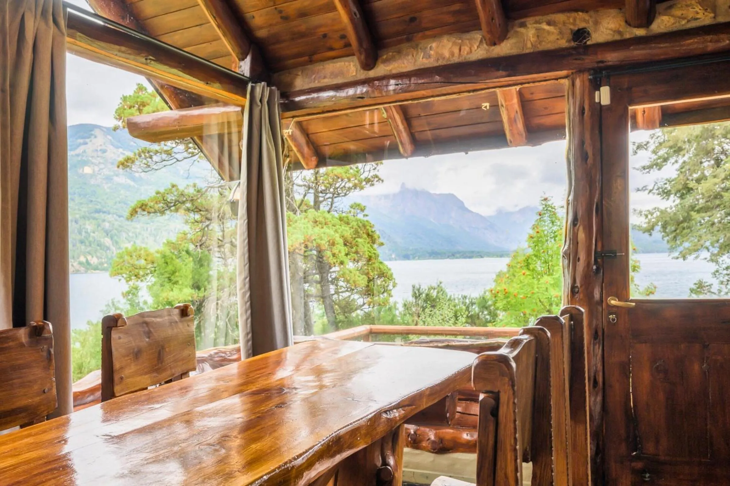 Dinner in Cabañas Villa Labrador con costa de lago