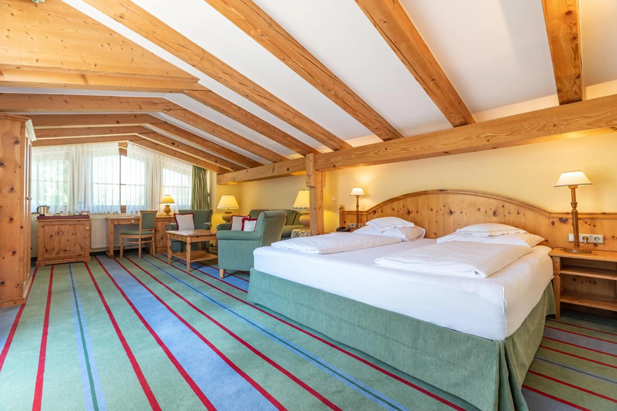 Photo of the whole room, Bed in Hotel Kaiserhof Kitzbühel, 4 Sterne Superior