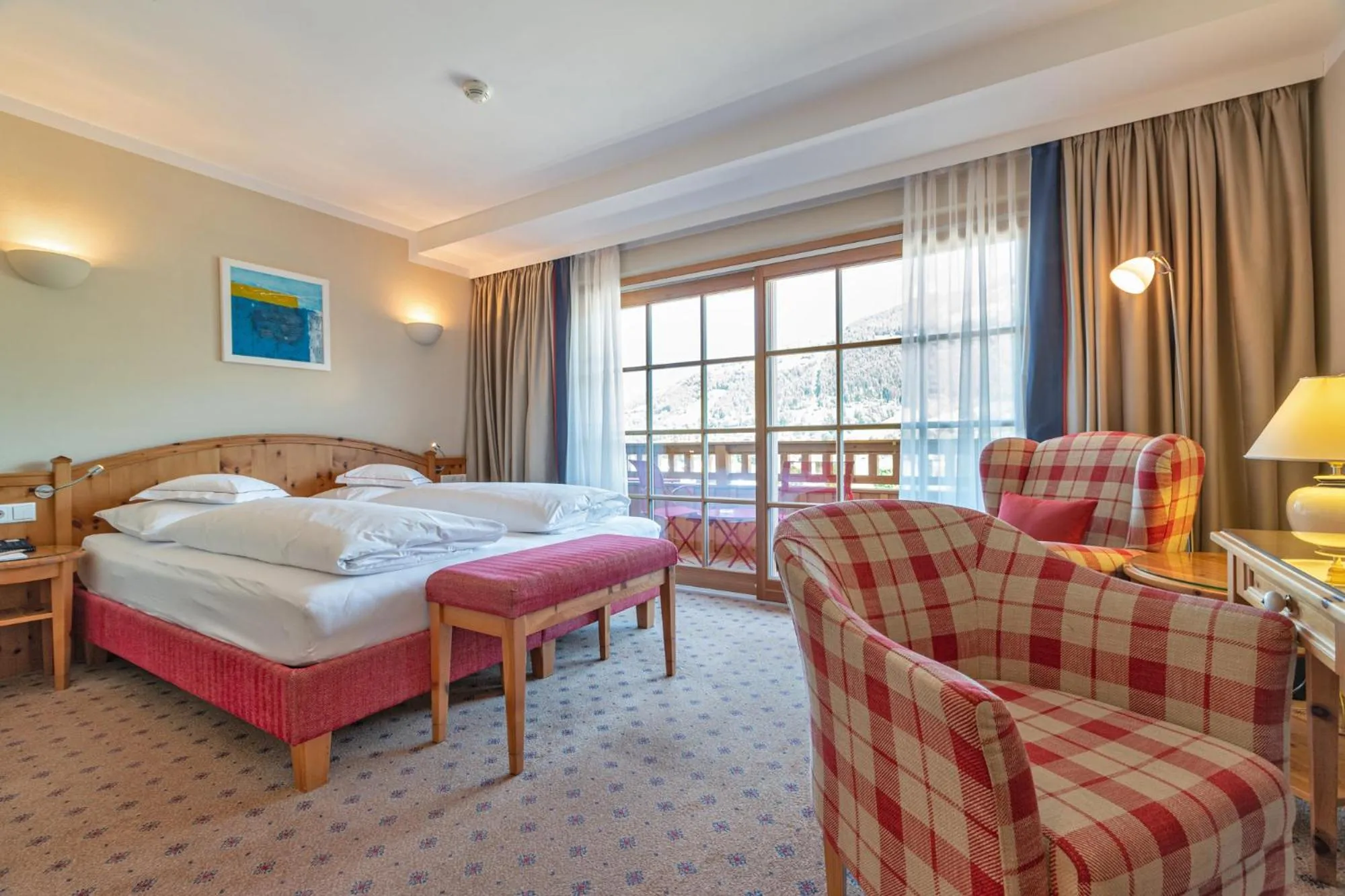 Photo of the whole room, Bed in Hotel Kaiserhof Kitzbühel, 4 Sterne Superior