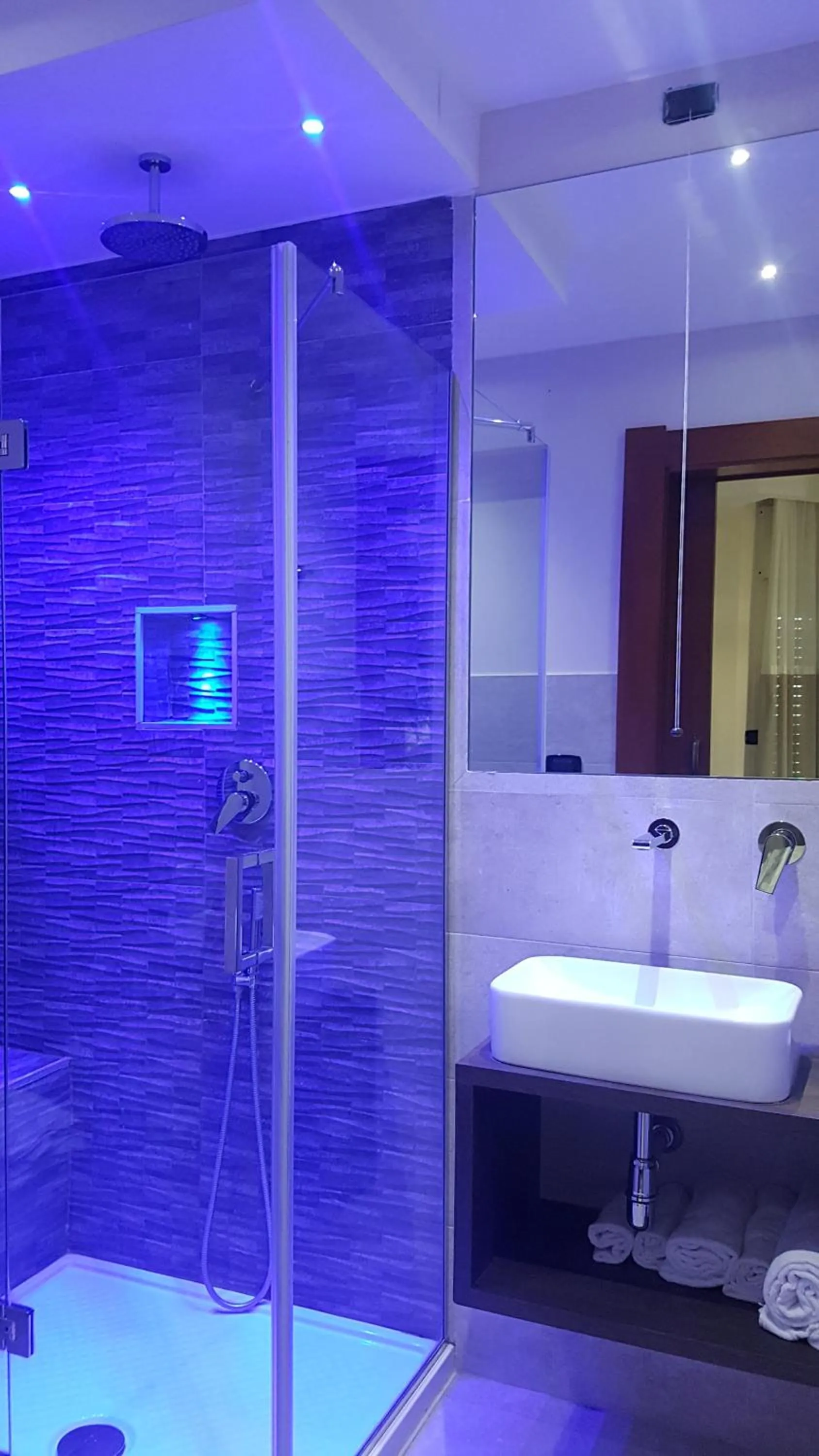 Shower in Hotel Mirage