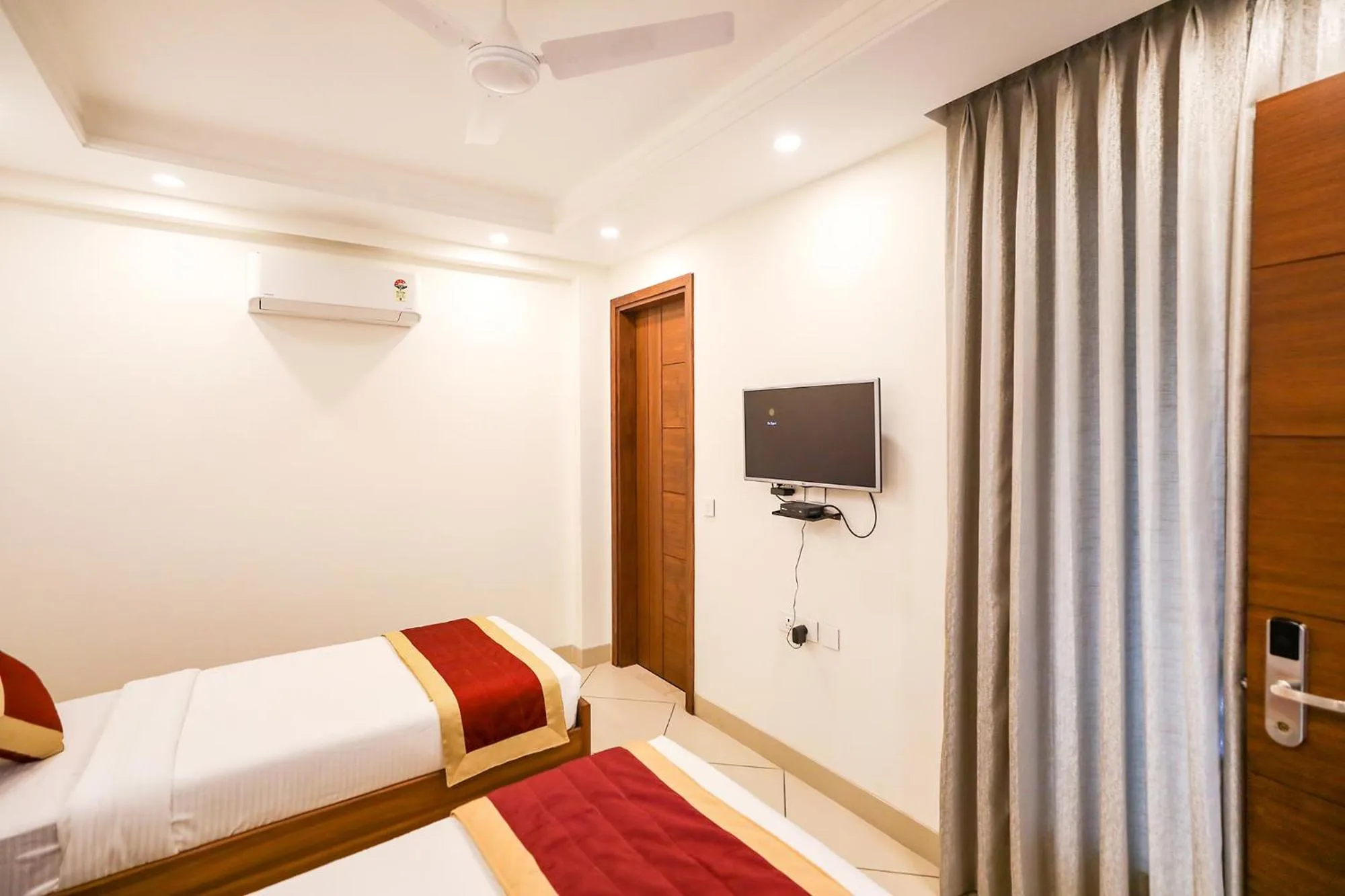 Bed in FabHotel La Paz Stay B&B