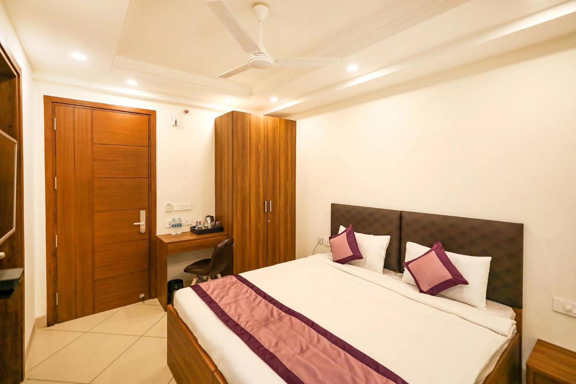 Bed in FabHotel La Paz Stay B&B