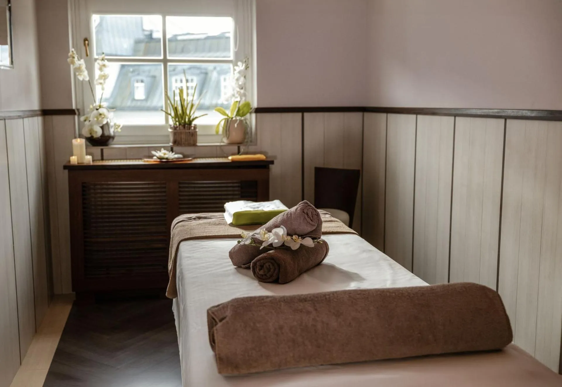 Swimming pool, Bed in Grand Hotel Zell am See