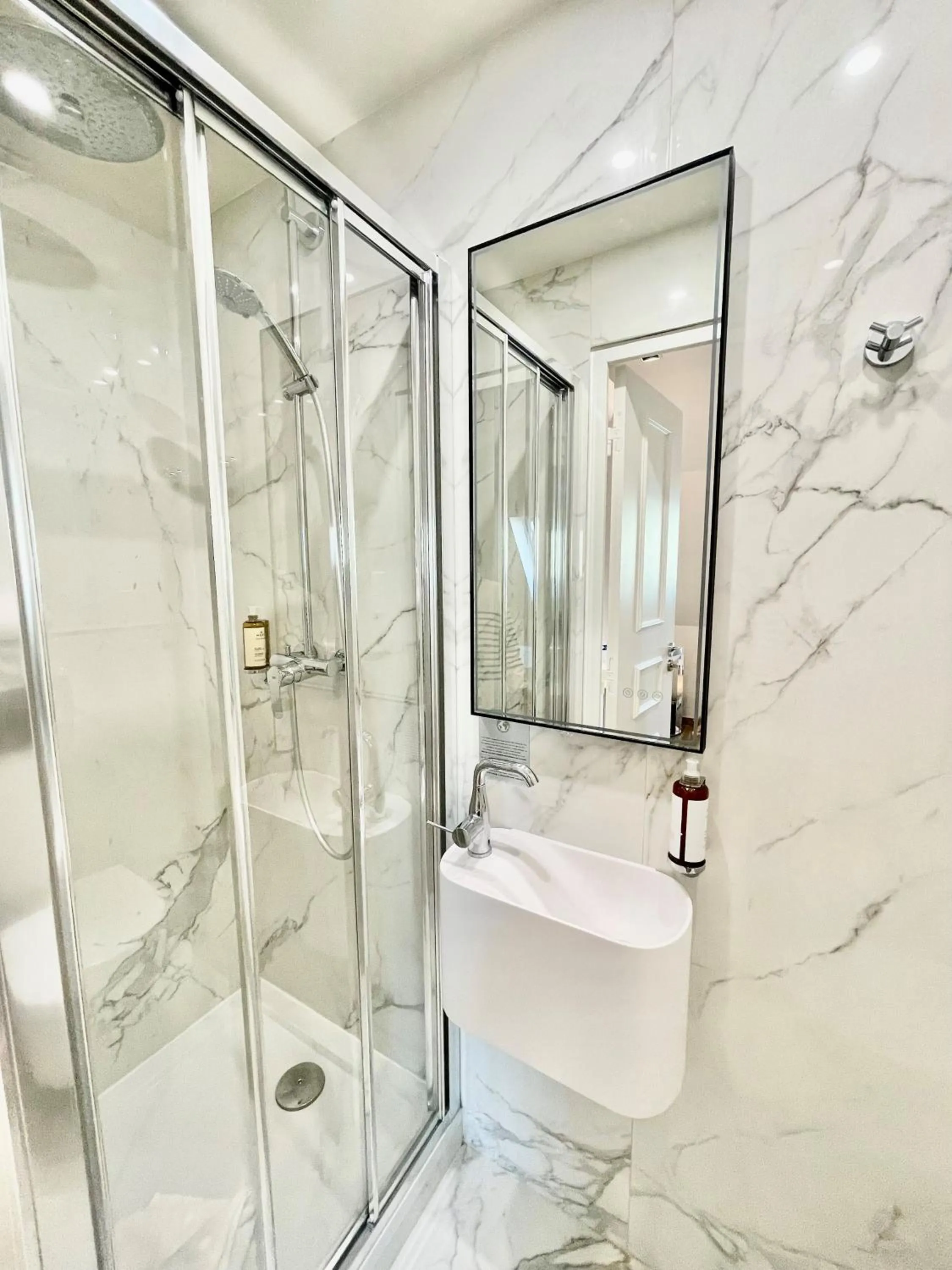 Bathroom in HOTEL AU COEUR DES ARTS ET METIERS