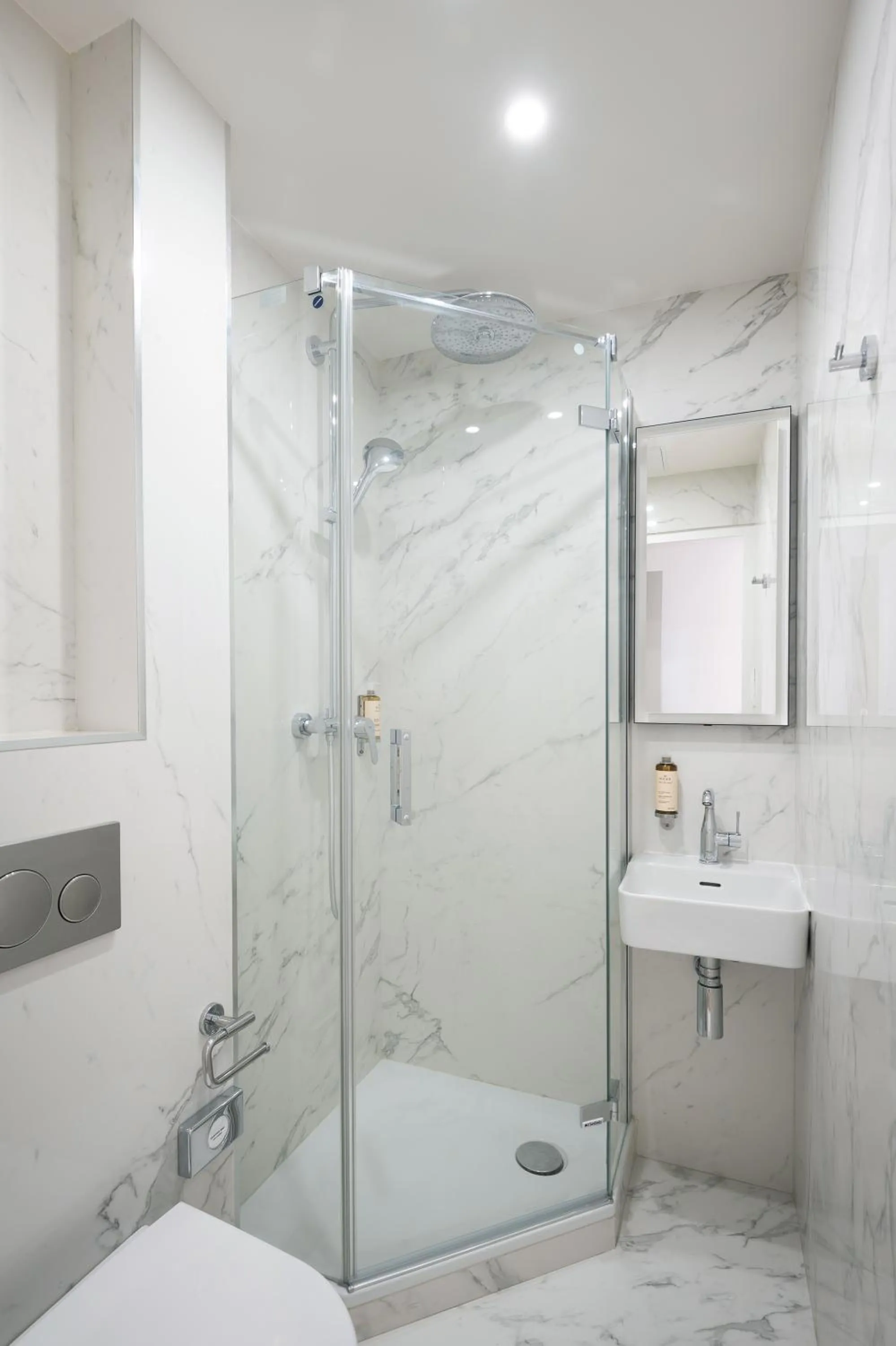 Shower in HOTEL AU COEUR DES ARTS ET METIERS