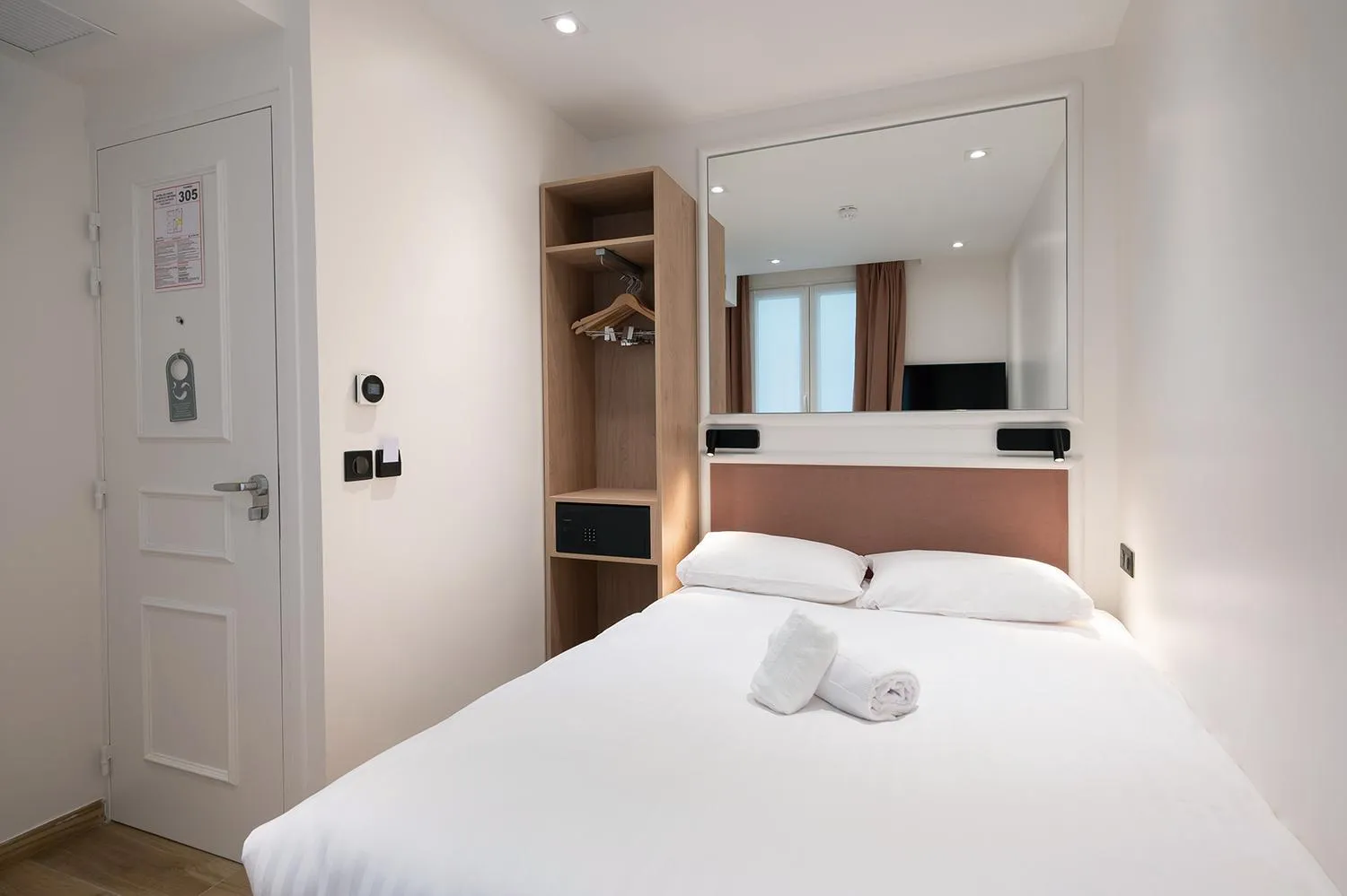 Bed in HOTEL AU COEUR DES ARTS ET METIERS