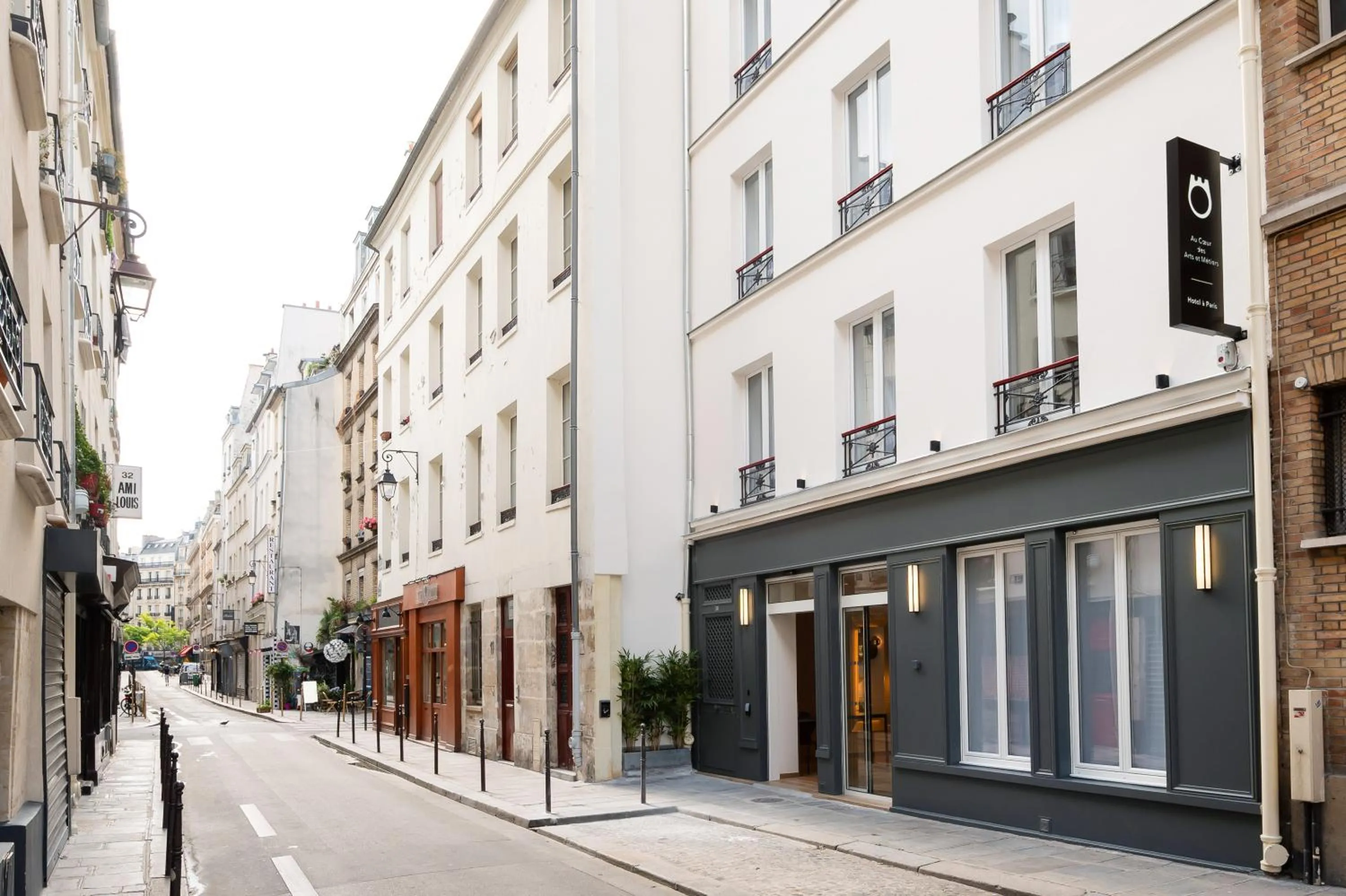 Property building in HOTEL AU COEUR DES ARTS ET METIERS