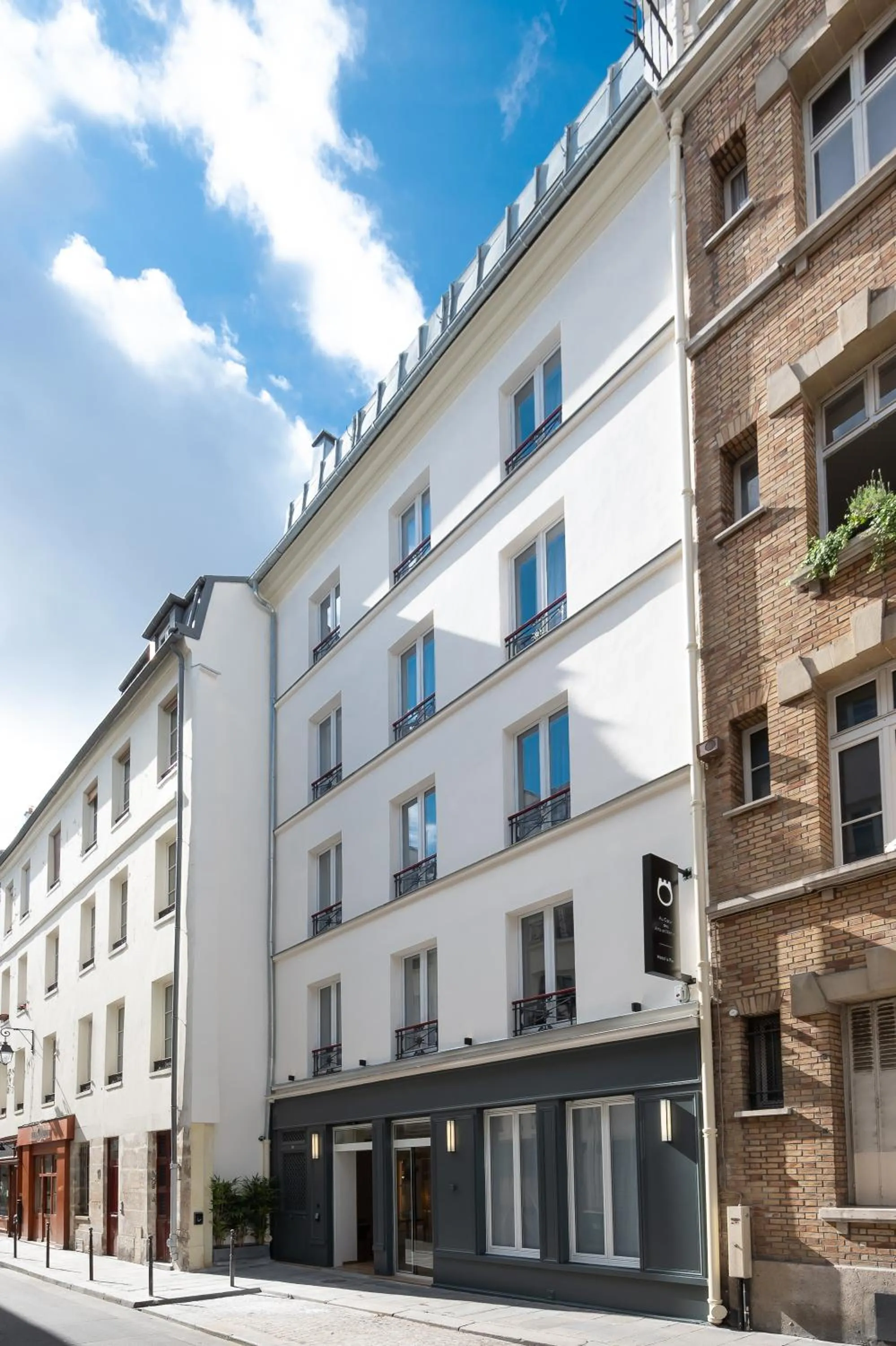 Property building in HOTEL AU COEUR DES ARTS ET METIERS