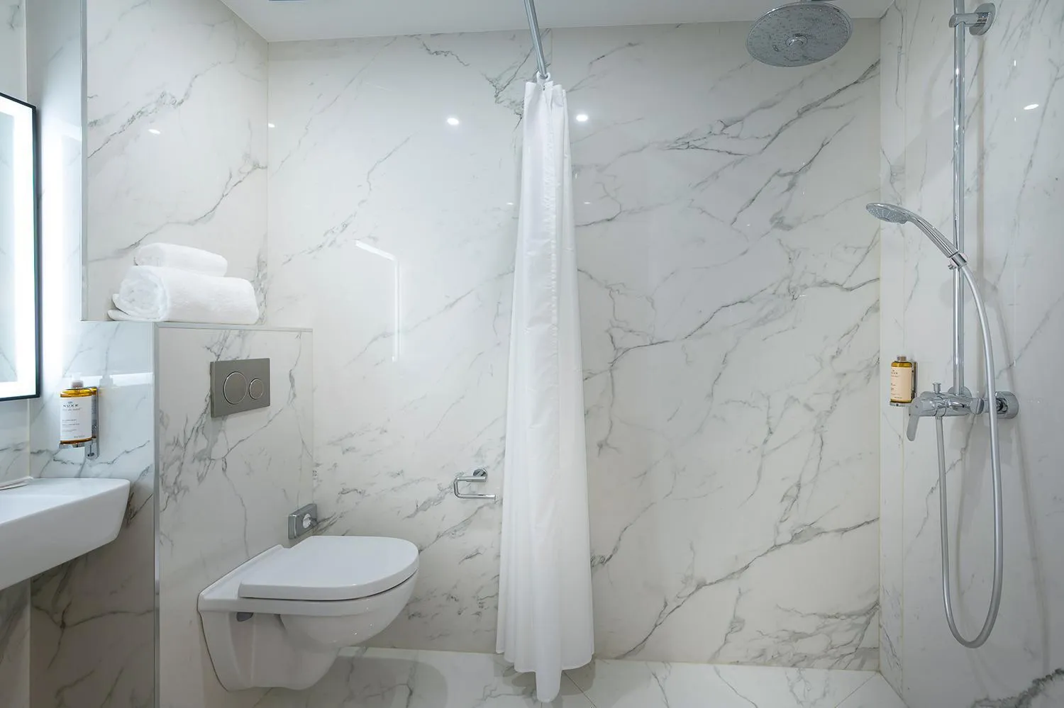 Shower in HOTEL AU COEUR DES ARTS ET METIERS