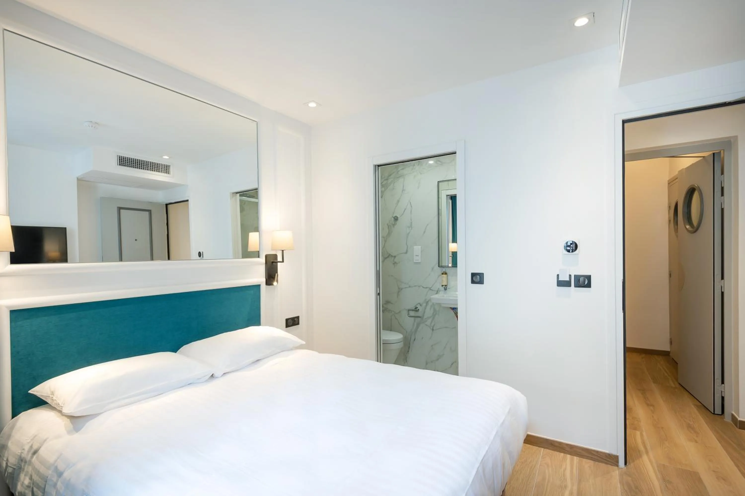 Bed in HOTEL AU COEUR DES ARTS ET METIERS