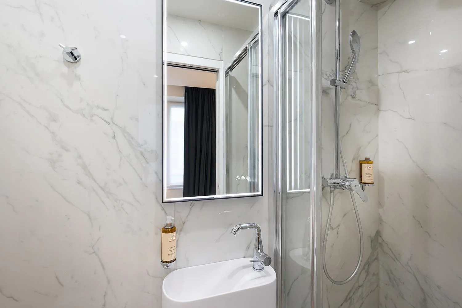 Shower in HOTEL AU COEUR DES ARTS ET METIERS