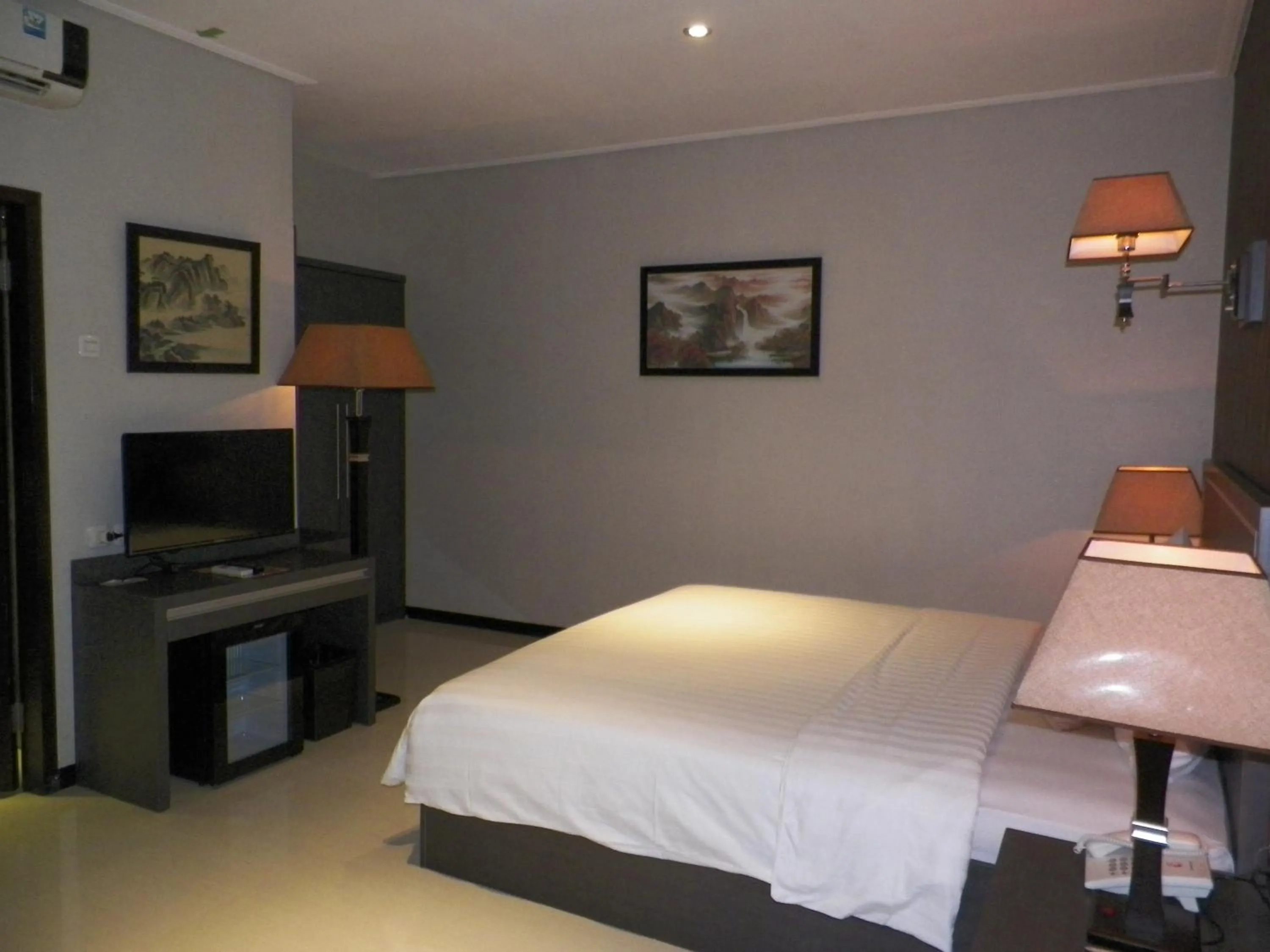 TV and multimedia, Bed in Hotel Victory Bandung