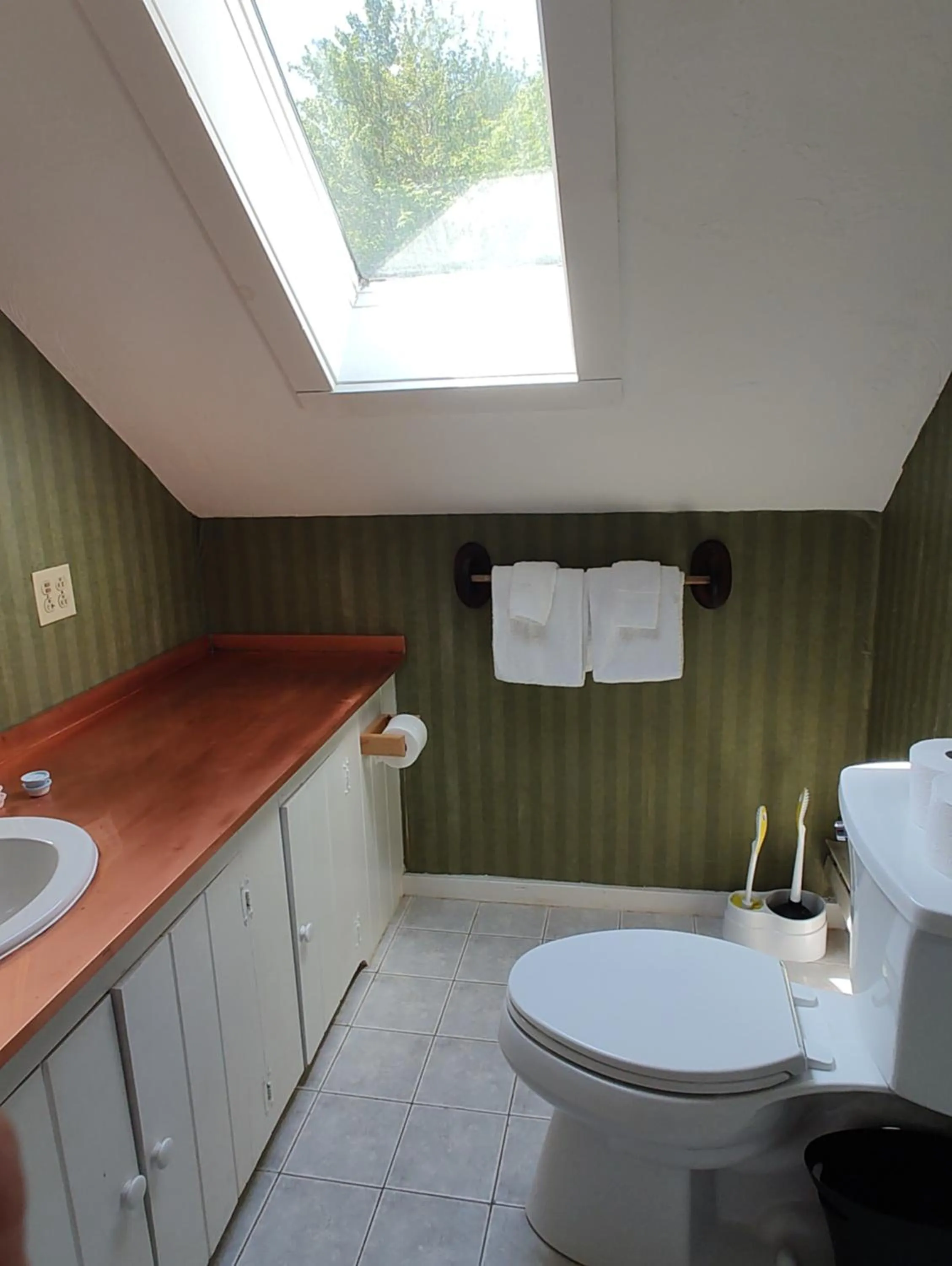 Toilet in Doveberry Inn