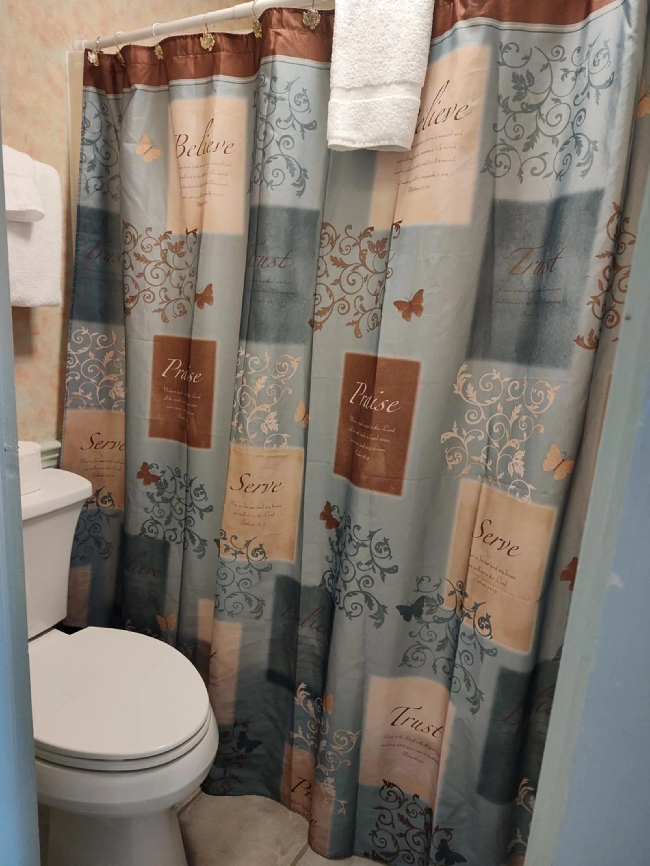 Toilet in Doveberry Inn