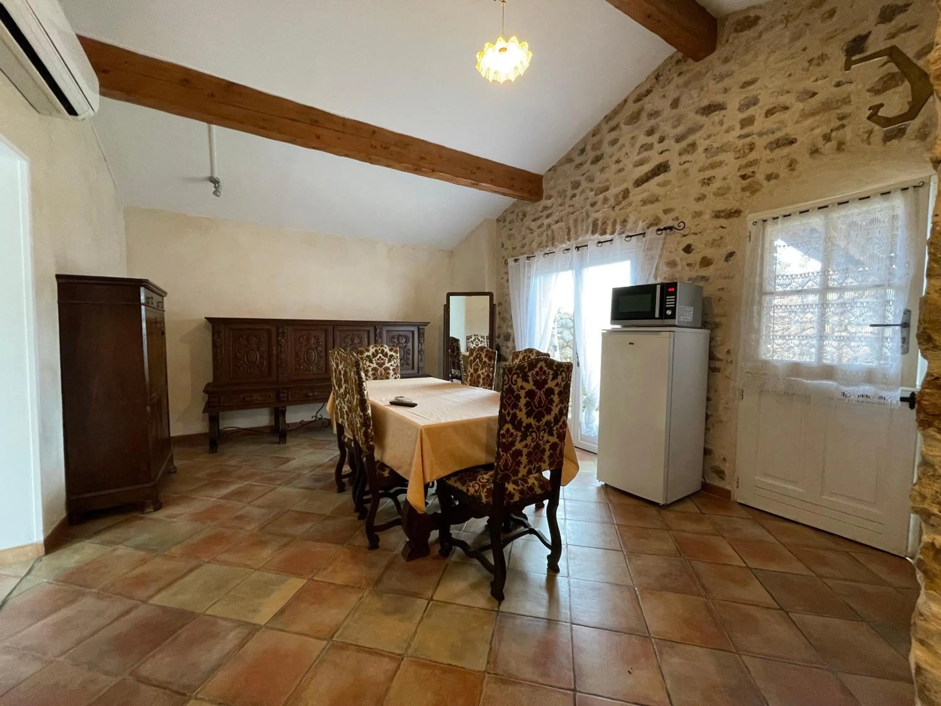 Dining area in Le Fenouillet Cottage proche des Grands Buffets