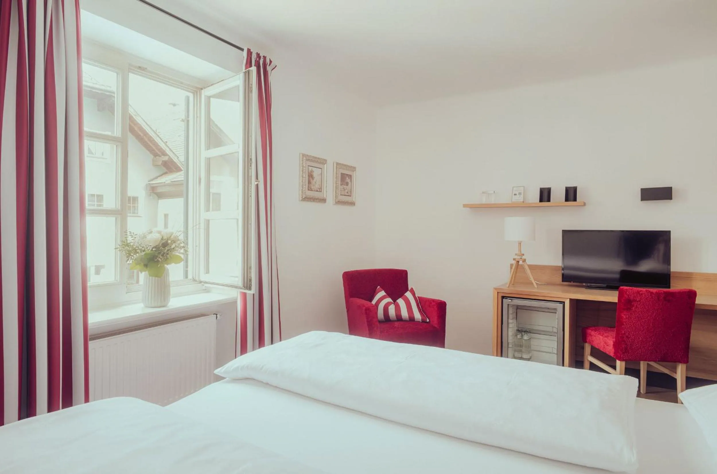 TV and multimedia, Bed in Romantik Spa Hotel Elixhauser Wirt