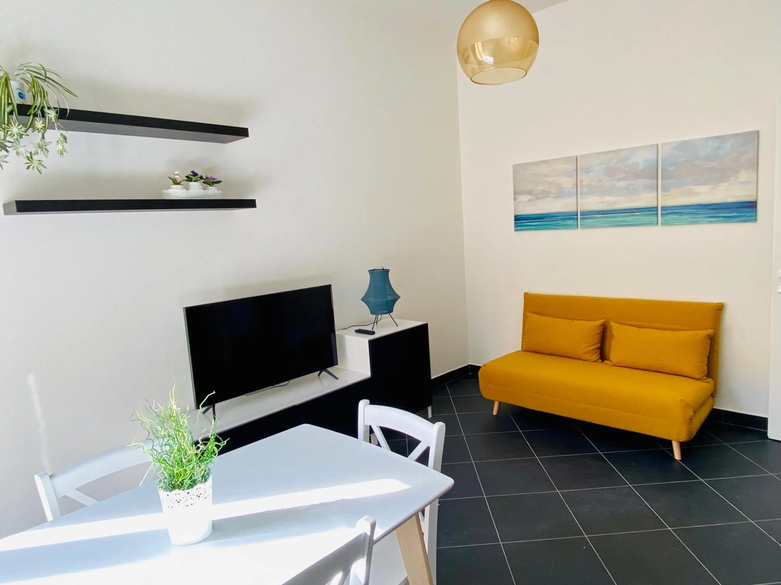 GuestHost - Cosy Flat with Sea View Balcony