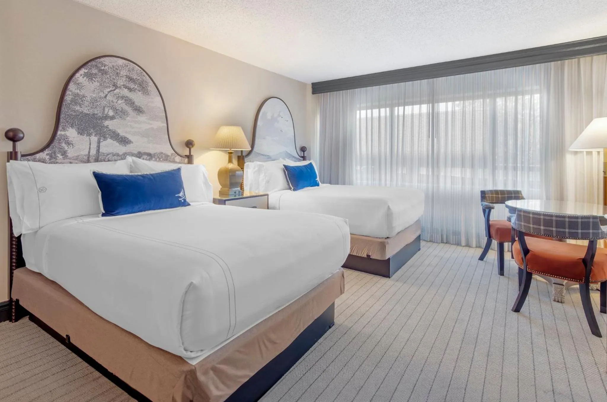 Photo of the whole room, Bed in Omni Charlottesville Hotel