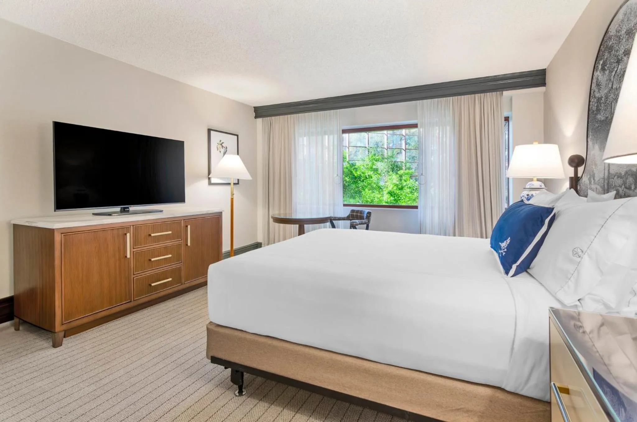 Photo of the whole room, Bed in Omni Charlottesville Hotel