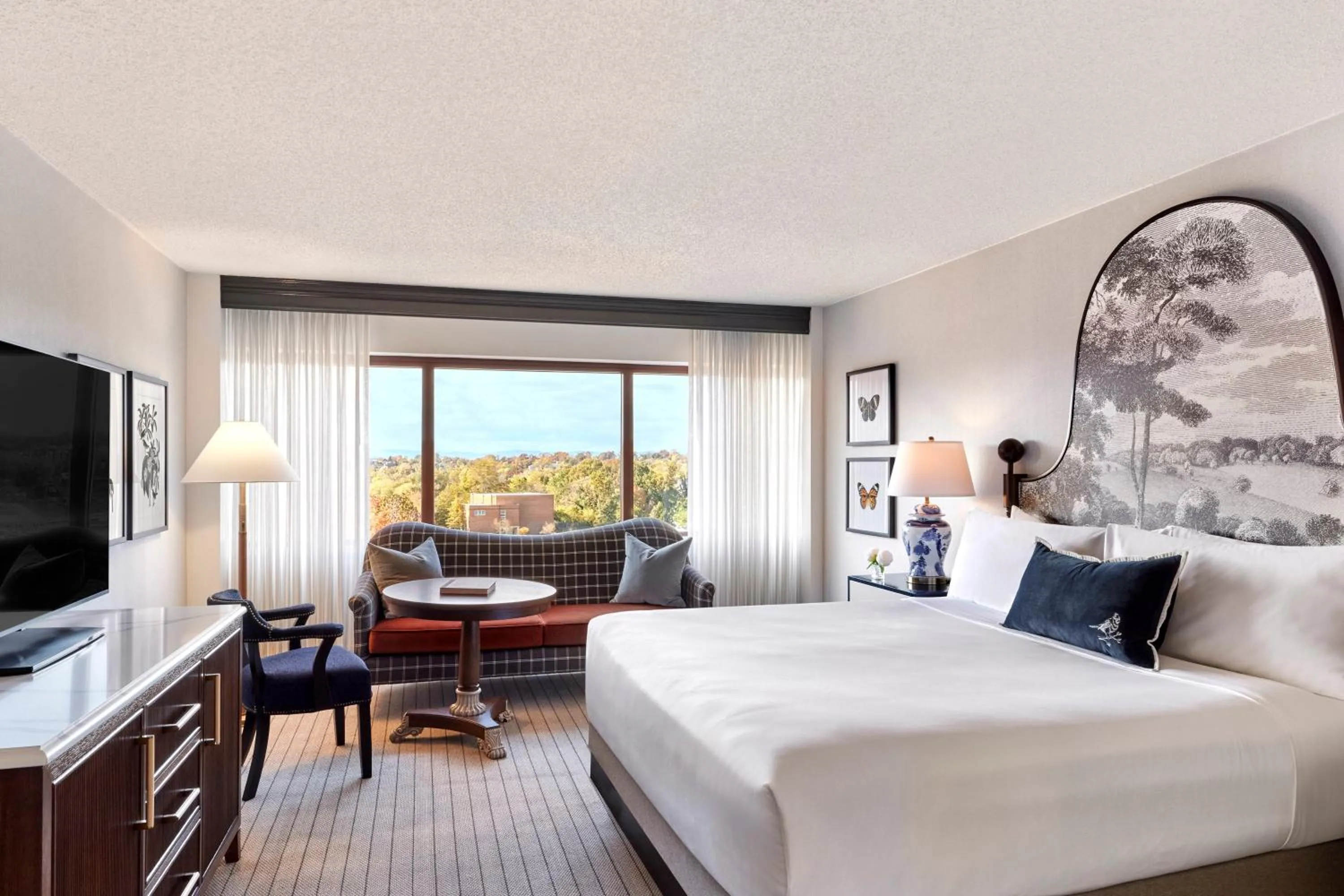 Deluxe Room -1 King Bed in Omni Charlottesville Hotel