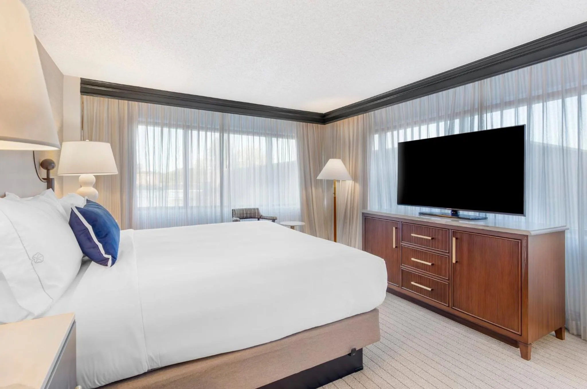 Photo of the whole room, Bed in Omni Charlottesville Hotel