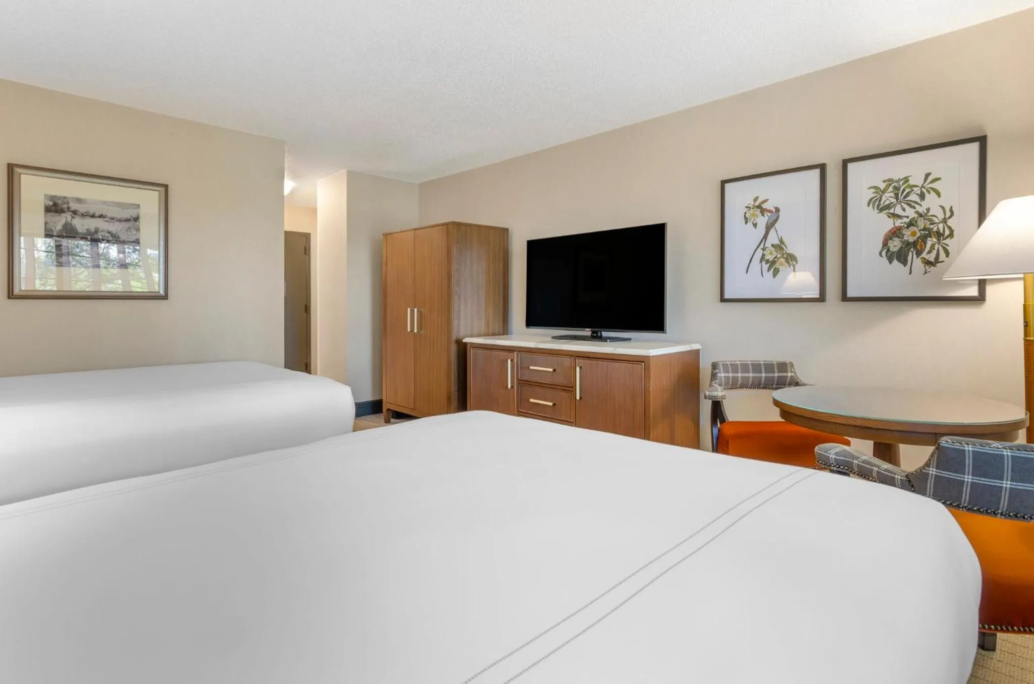 Photo of the whole room, Bed in Omni Charlottesville Hotel