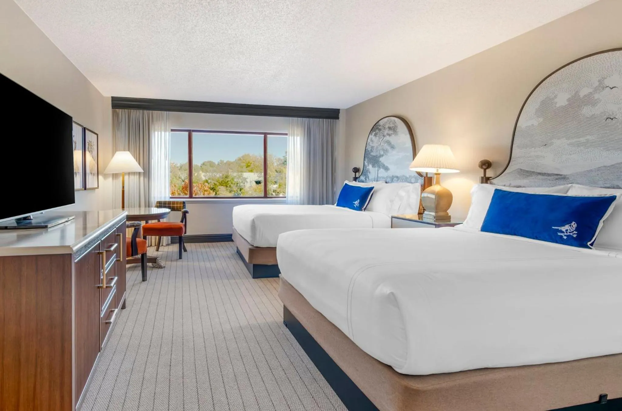 Photo of the whole room, Bed in Omni Charlottesville Hotel