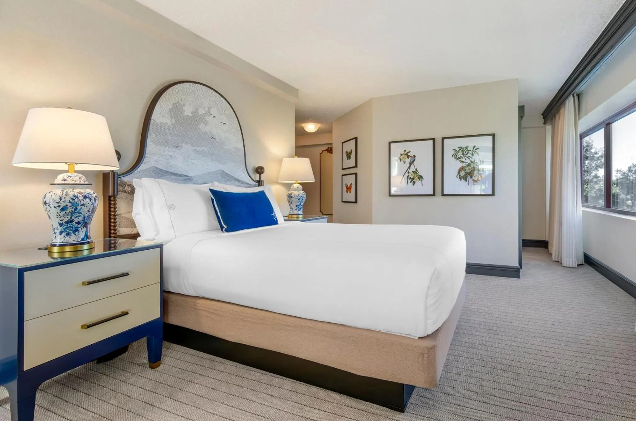 Photo of the whole room, Bed in Omni Charlottesville Hotel