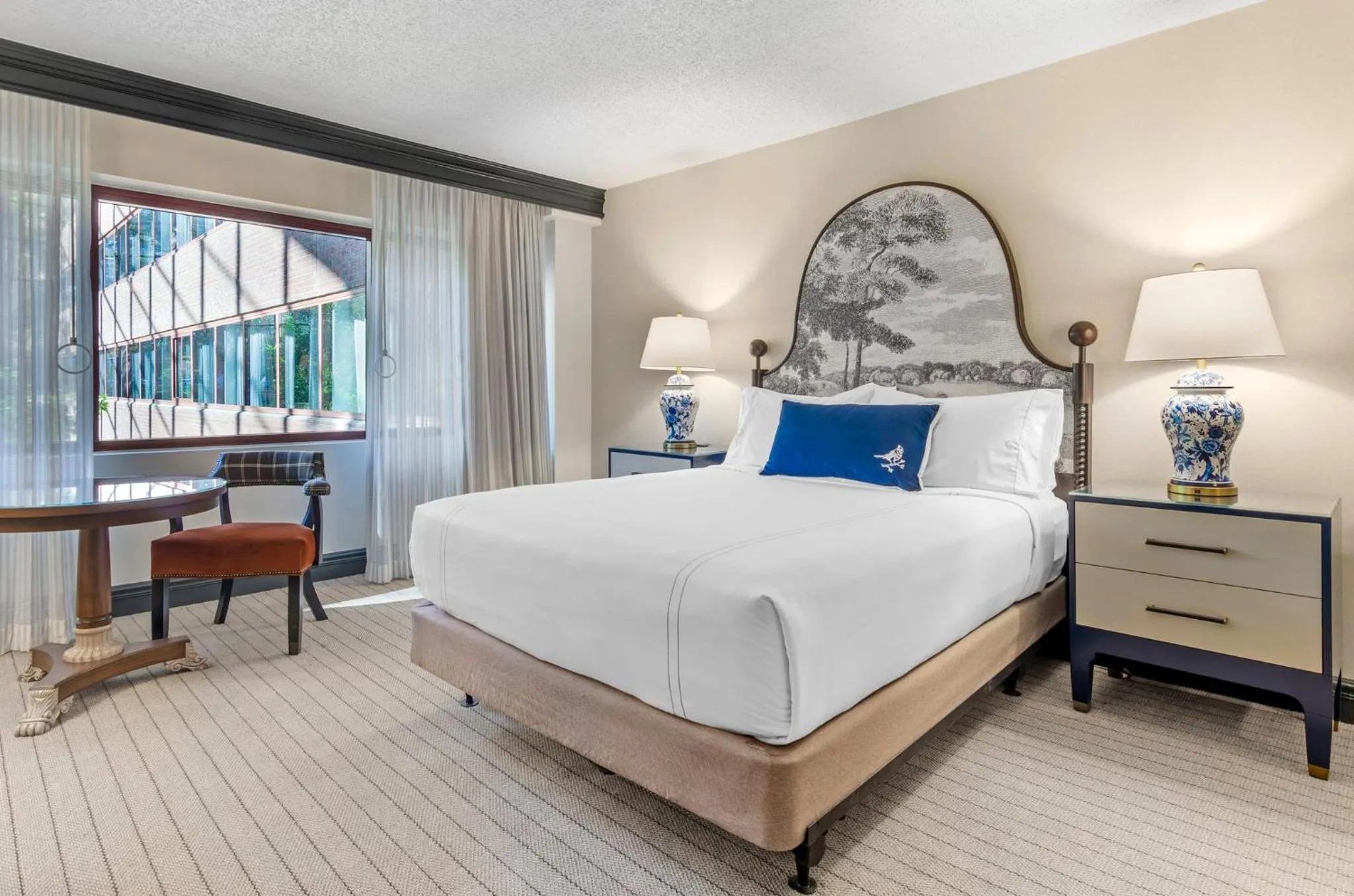 Photo of the whole room, Bed in Omni Charlottesville Hotel