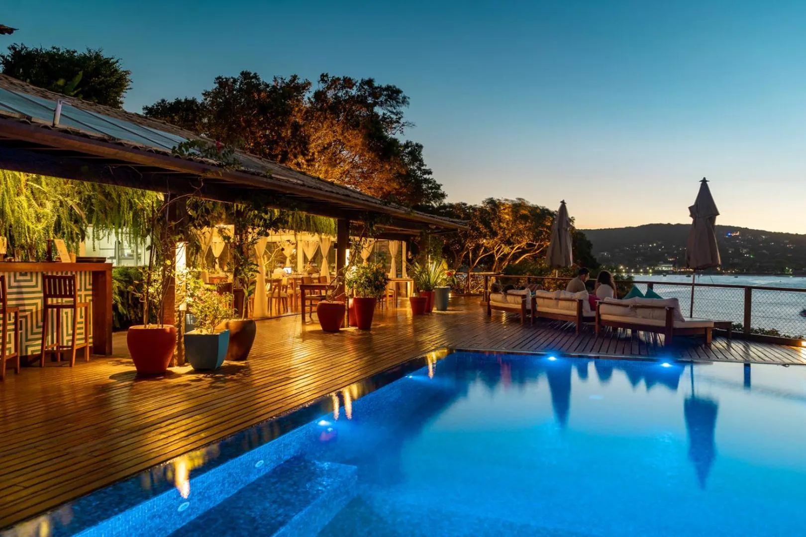 Property building in Jubarte Hotel by Insólito