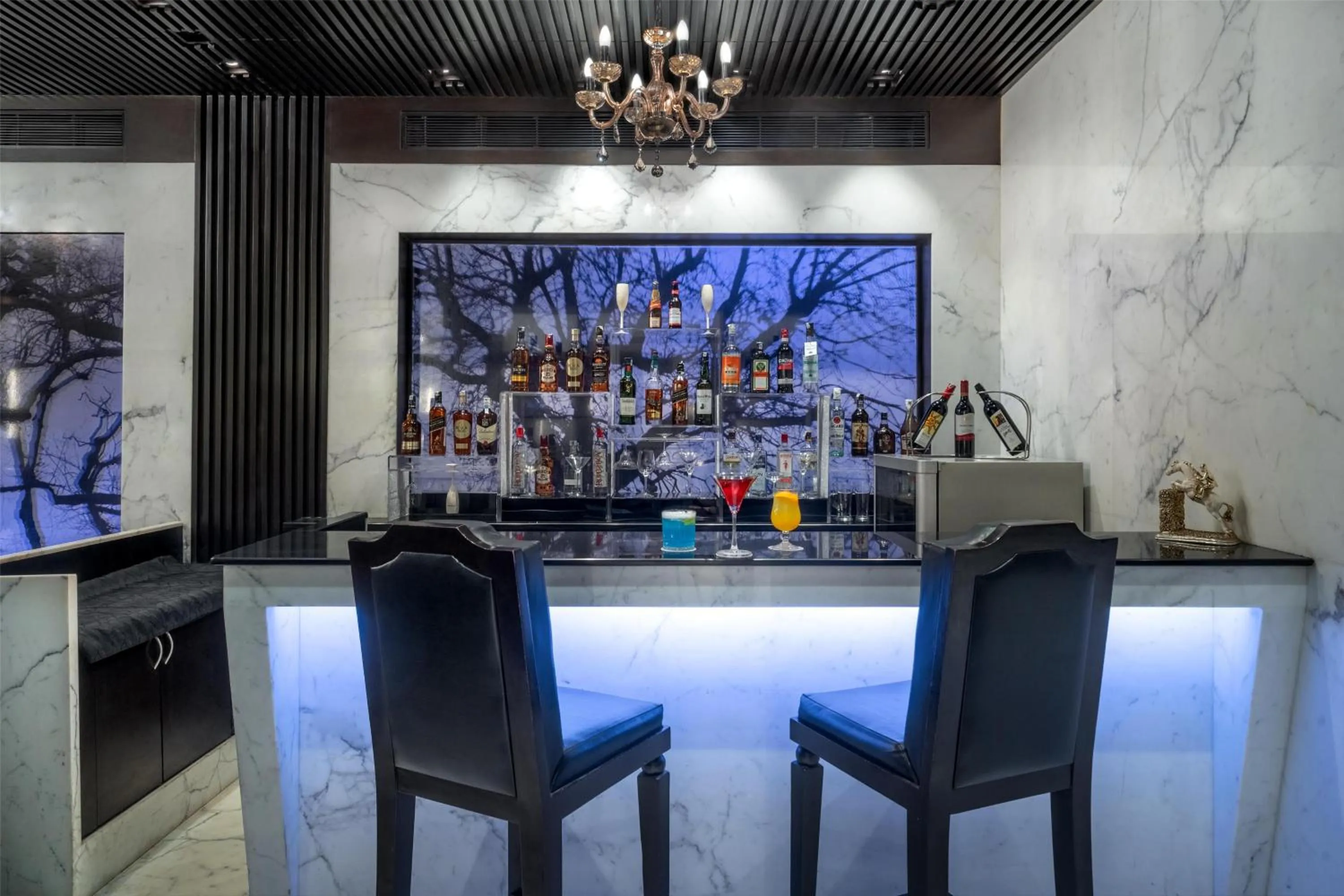 Lounge or bar in St Mark's Hotel Bengaluru, a member of Radisson Individuals