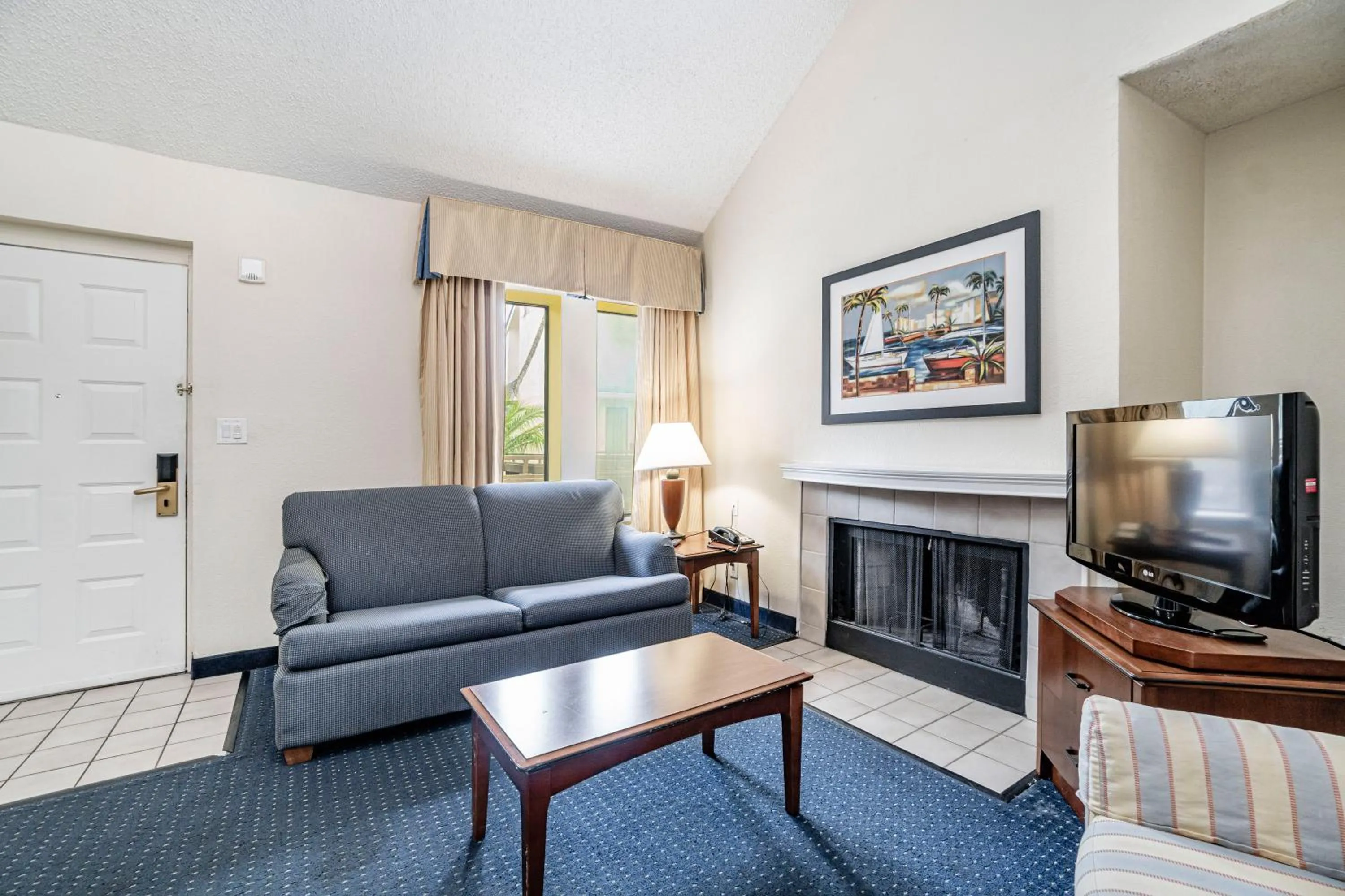 TV and multimedia in Doral Inn & Suites Miami Airport West