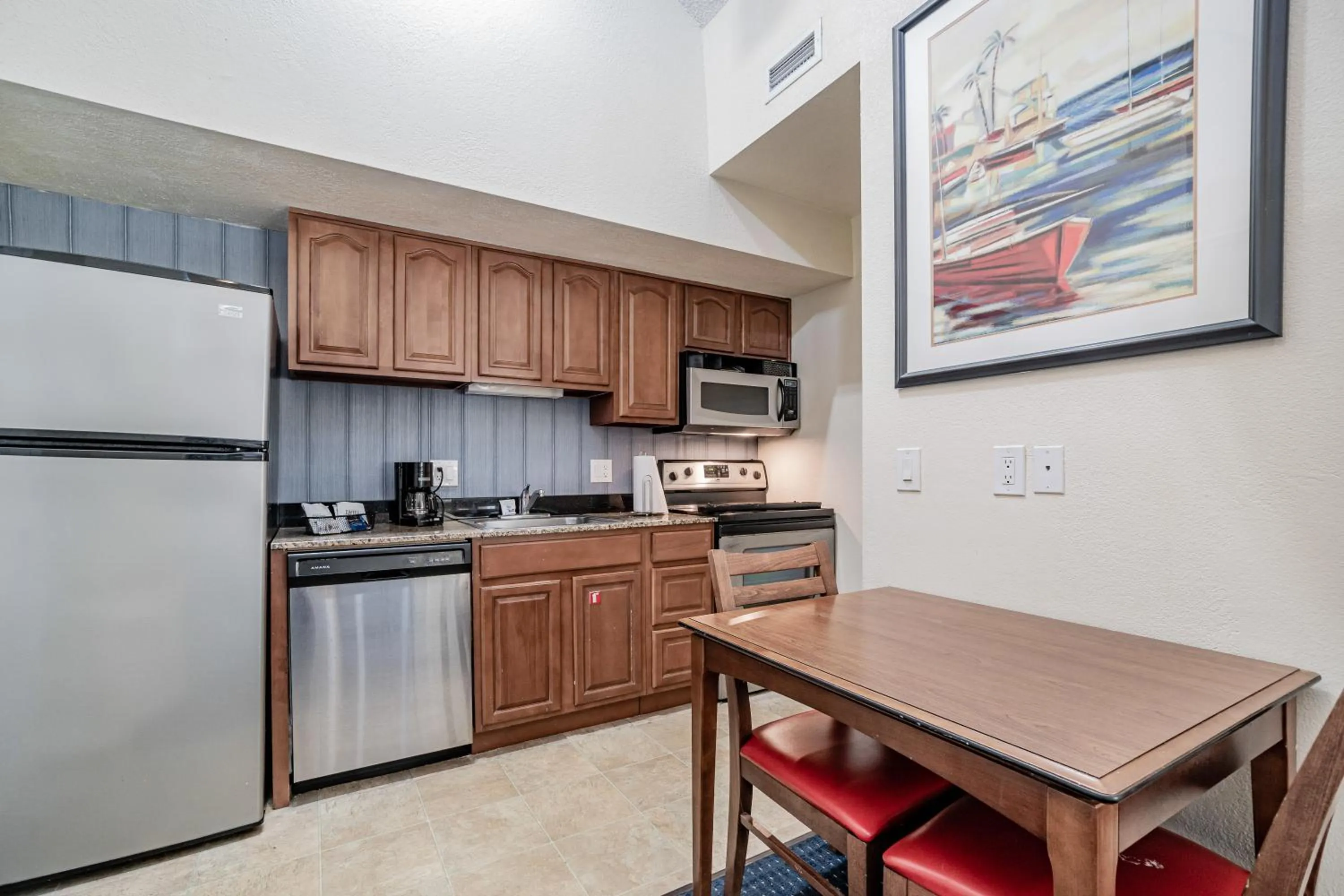 Kitchen or kitchenette in Doral Inn & Suites Miami Airport West