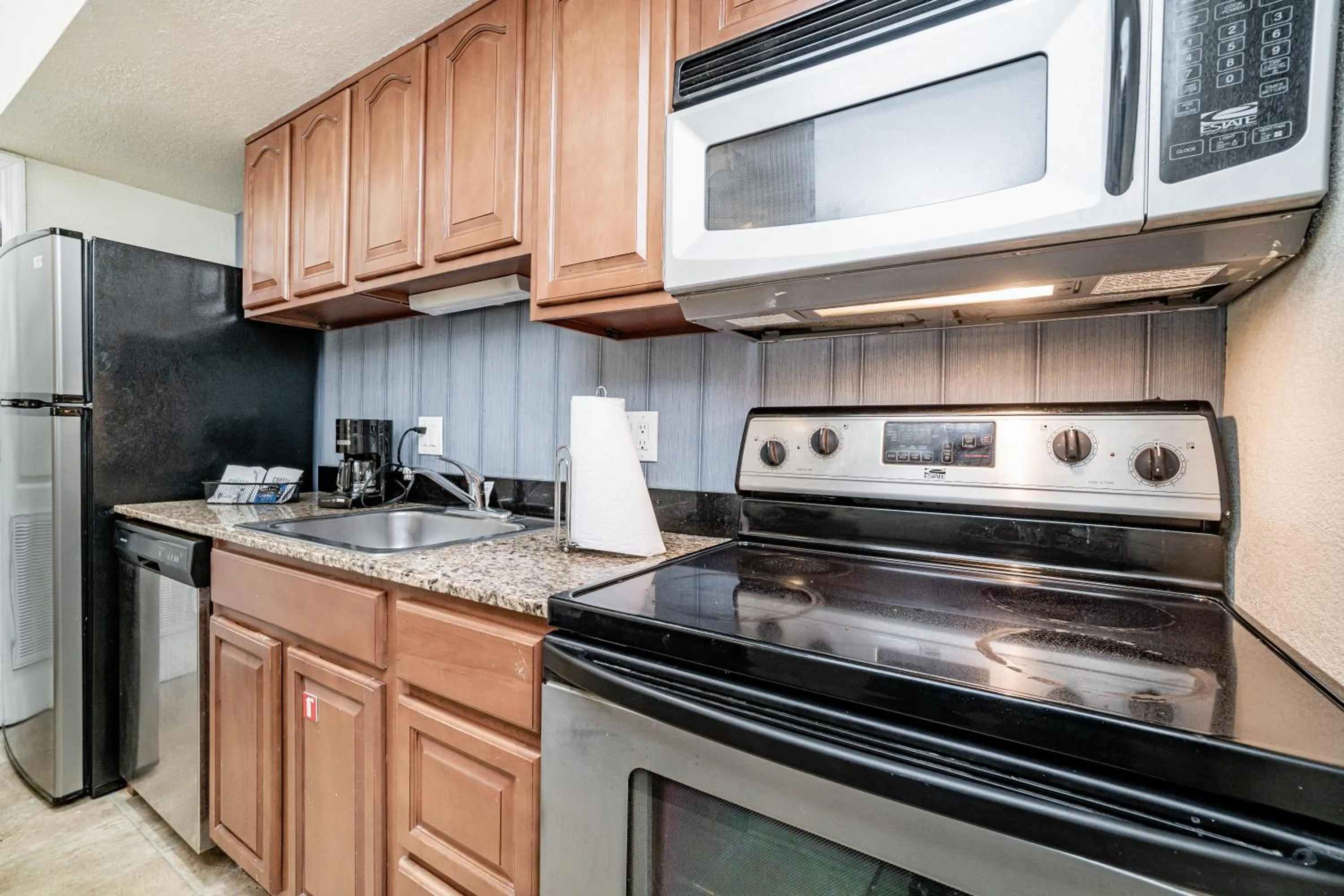 Kitchen or kitchenette in Doral Inn & Suites Miami Airport West