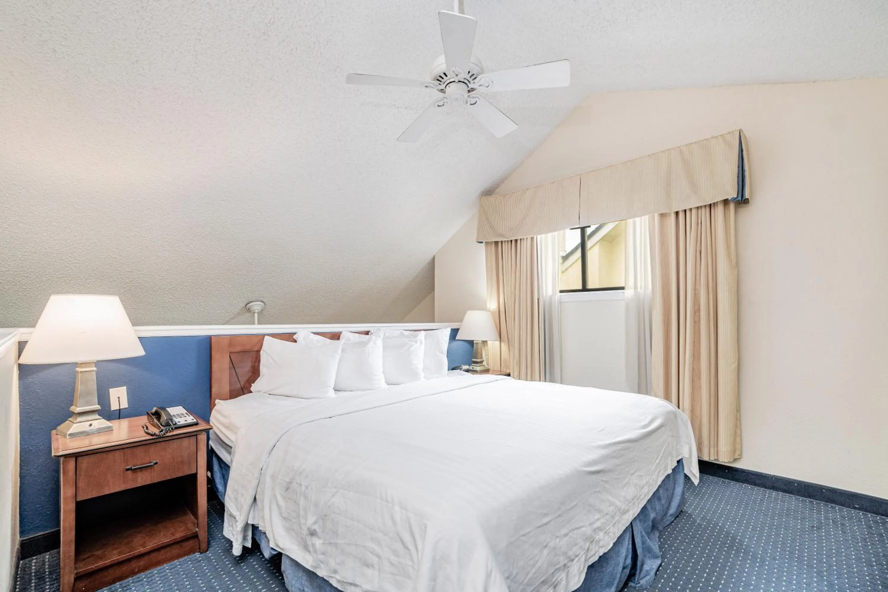 Bedroom in Doral Inn & Suites Miami Airport West