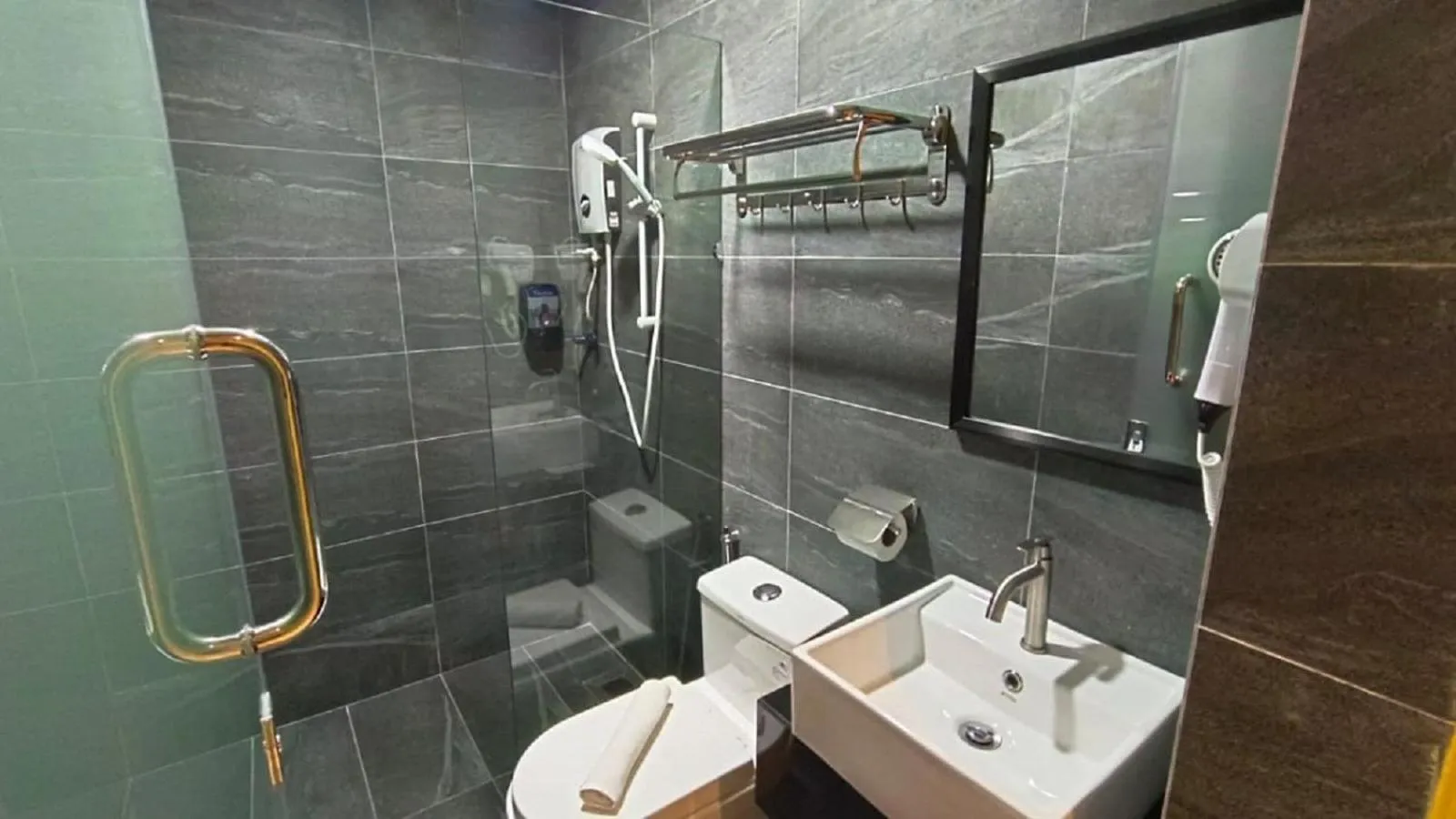 Shower in YEE HOTEL Permas Jaya