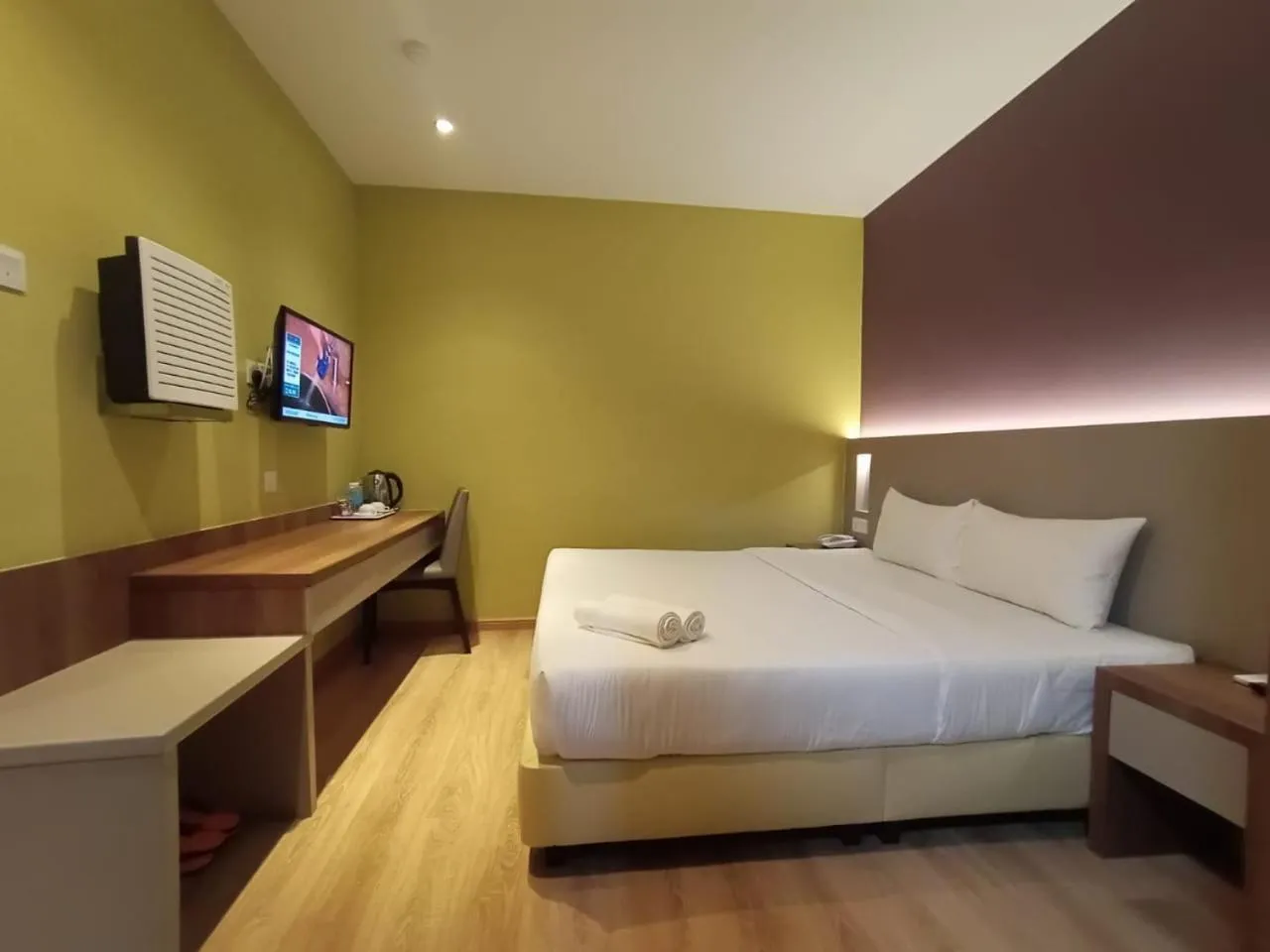 TV and multimedia, Bed in YEE HOTEL Permas Jaya