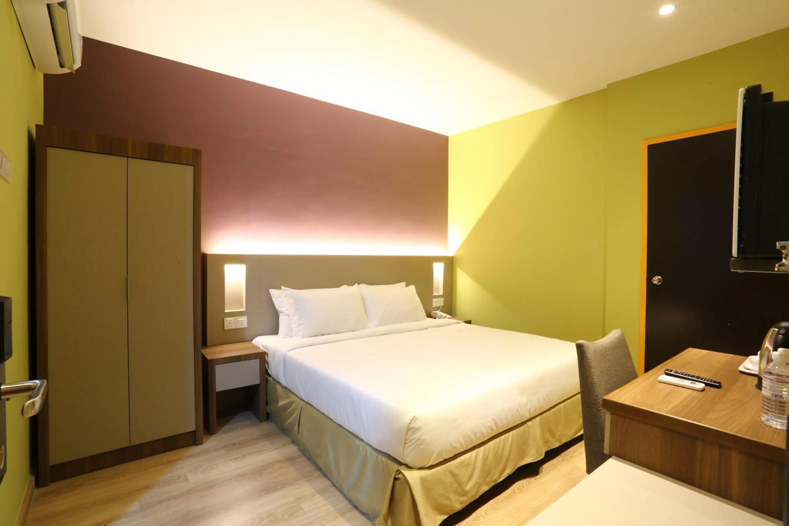 Dining area, Bed in YEE HOTEL Permas Jaya