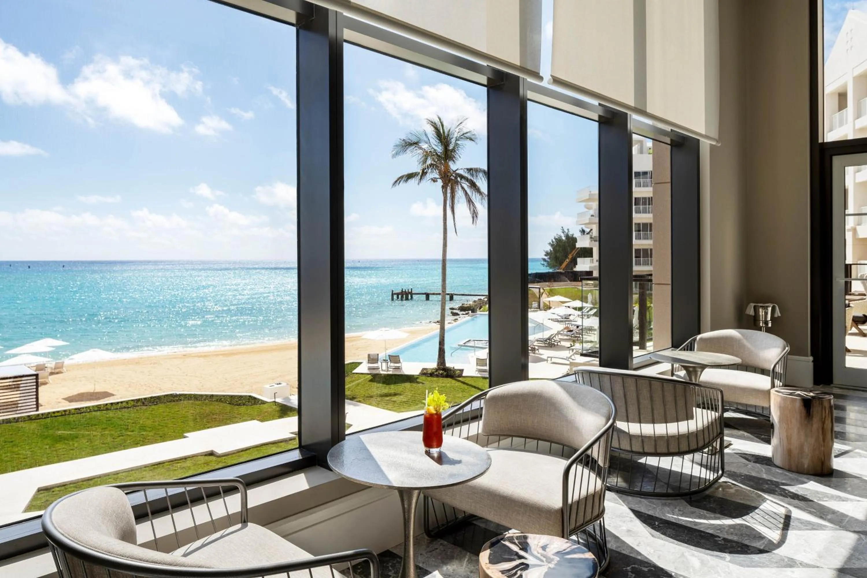 Lounge or bar in The St. Regis Bermuda Resort