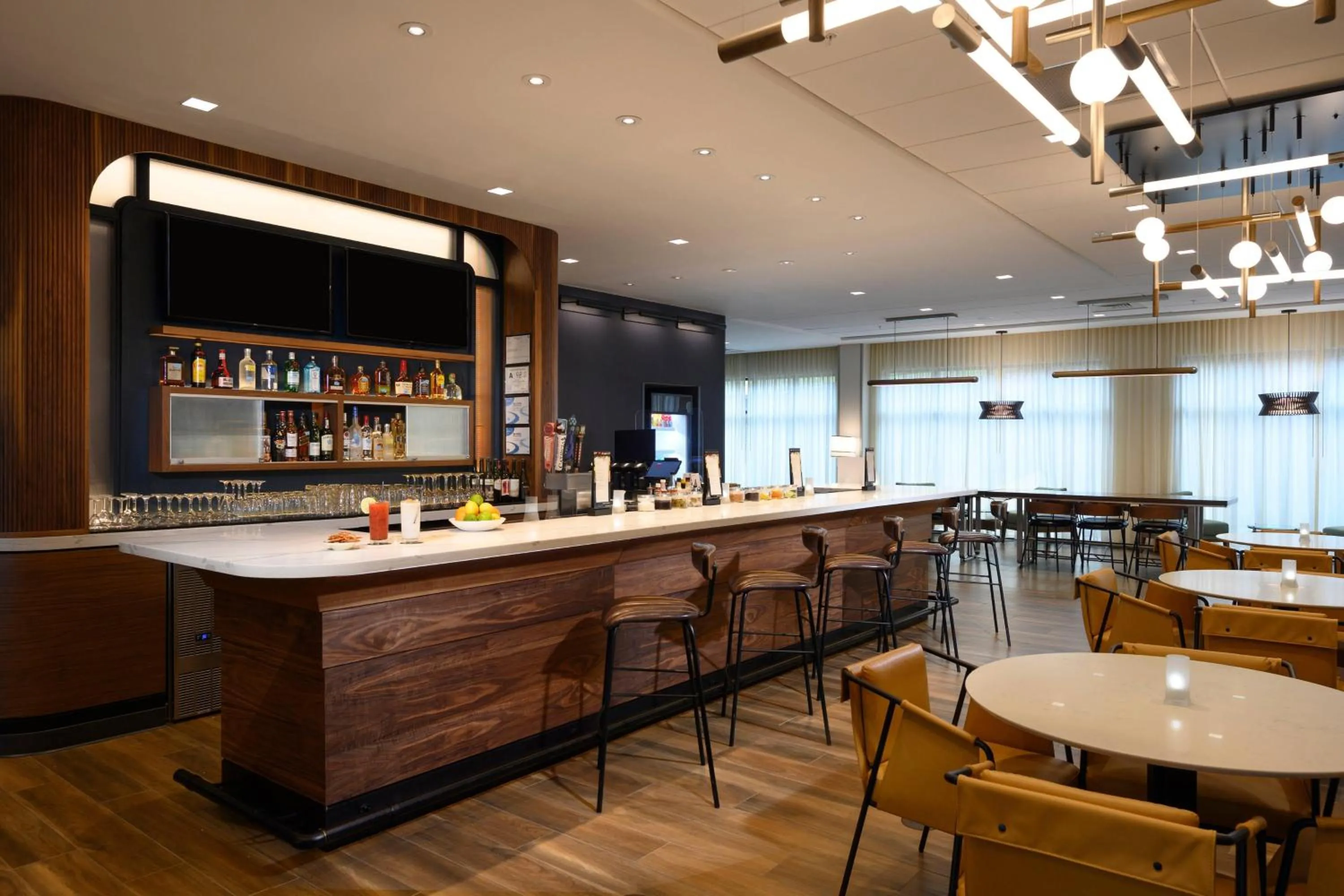 Lounge or bar in Courtyard by Marriott Charlotte Waverly