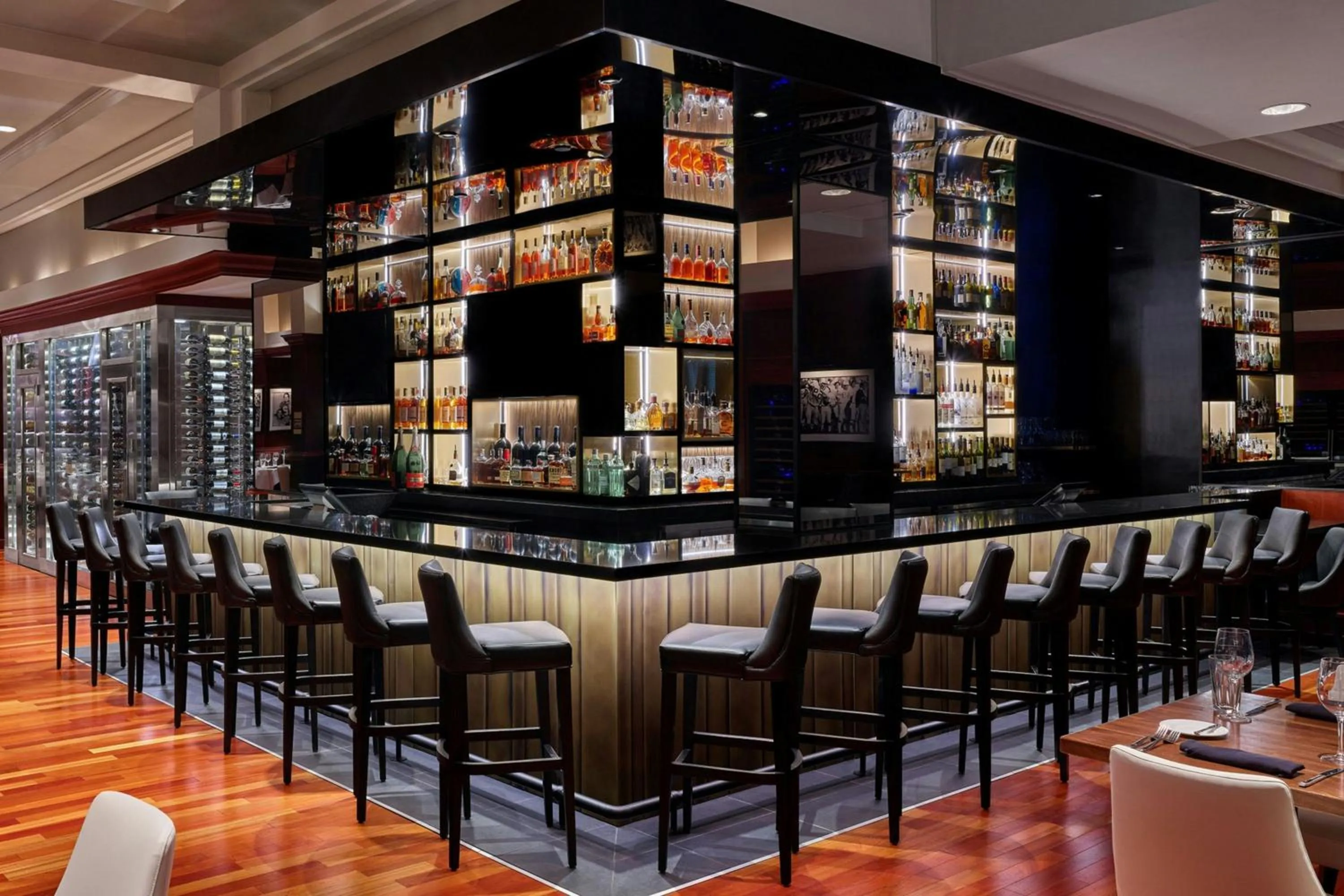 Lounge or bar in Walt Disney World Swan Reserve