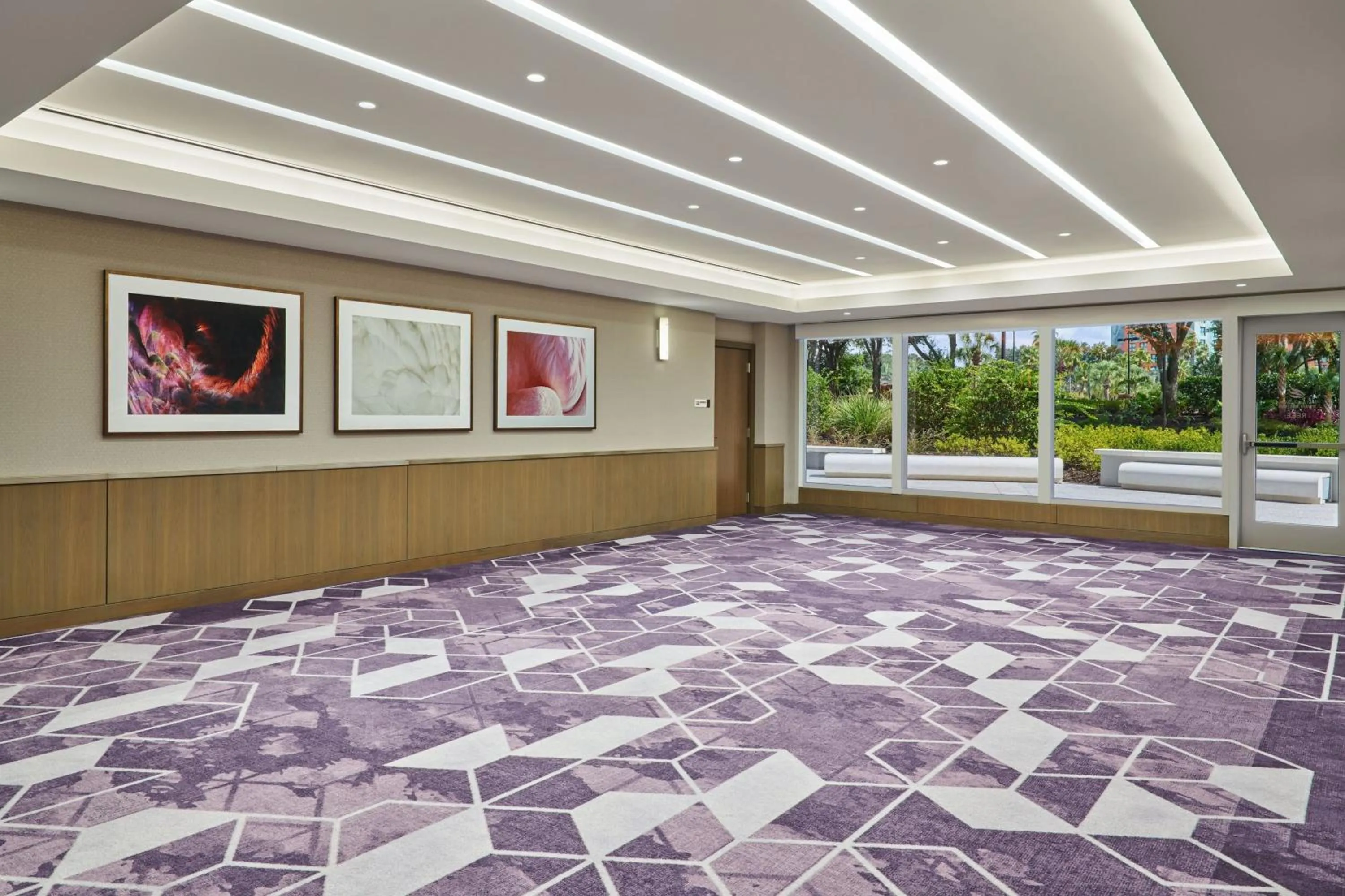 Meeting/conference room, Bed in Walt Disney World Swan Reserve