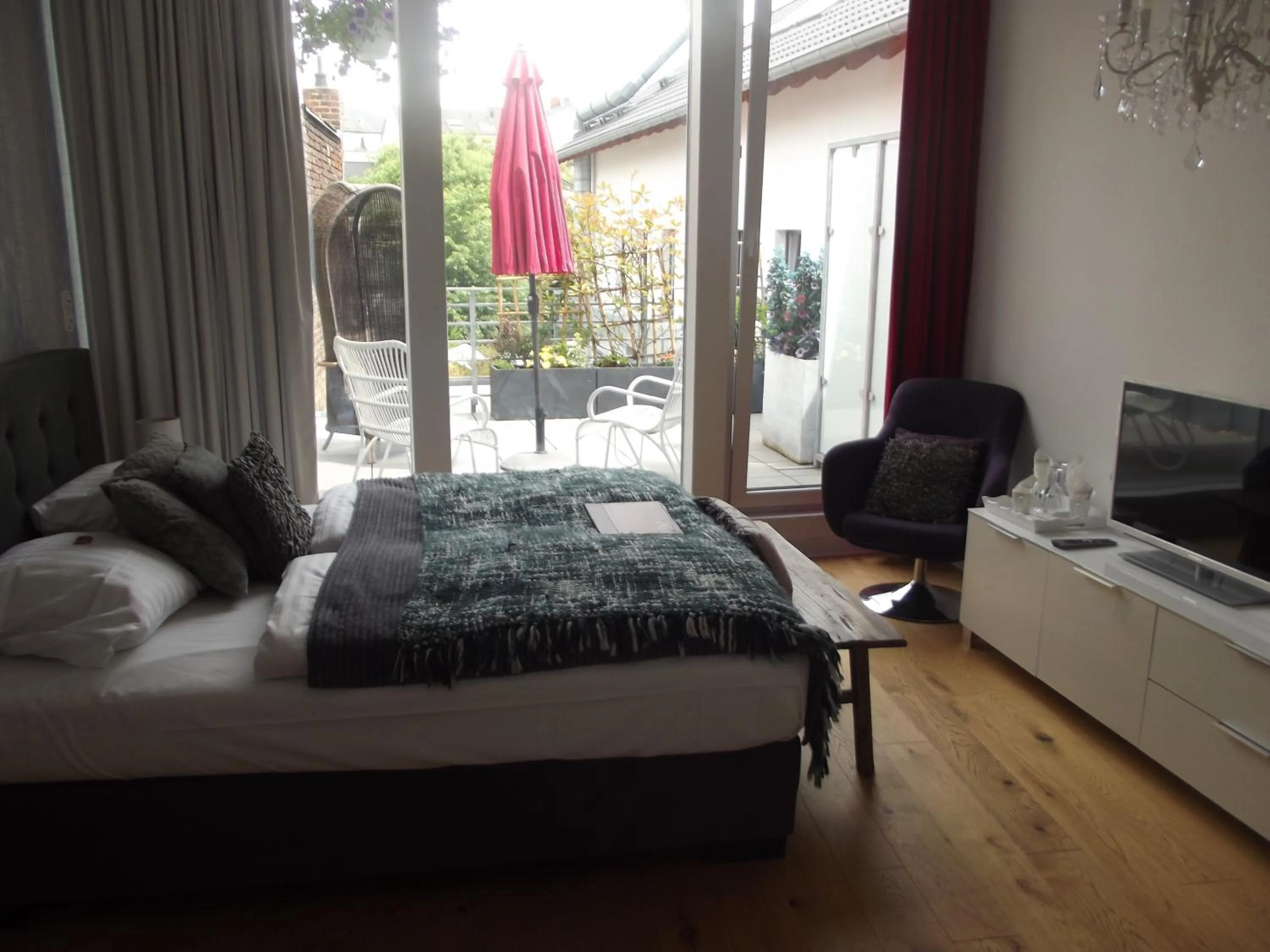 Bed in Six! Eat Work Sleep