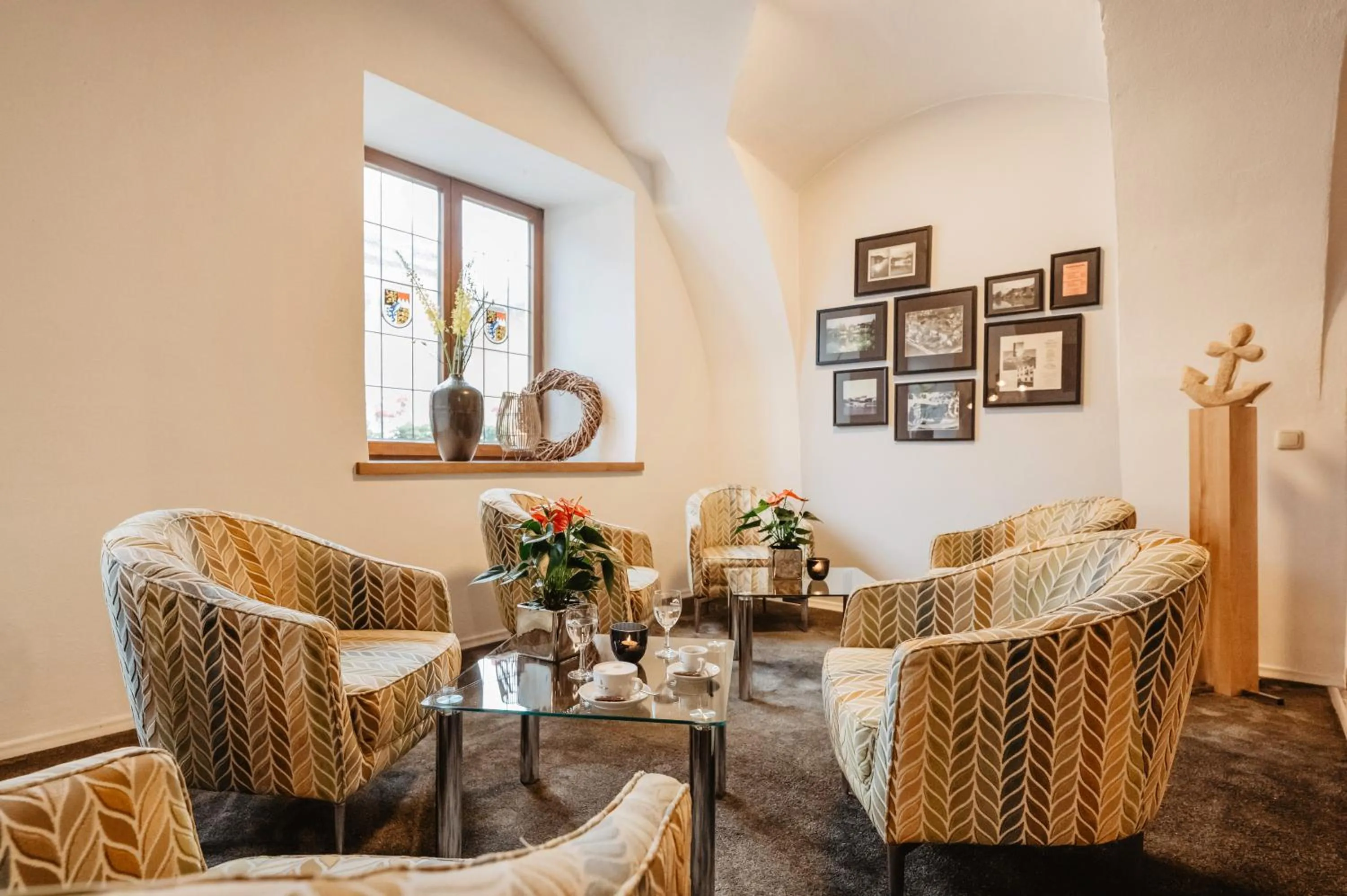 Seating area in Hotel Restaurant Zum Goldenen Anker mit Hallenbad & Wellnessbereich