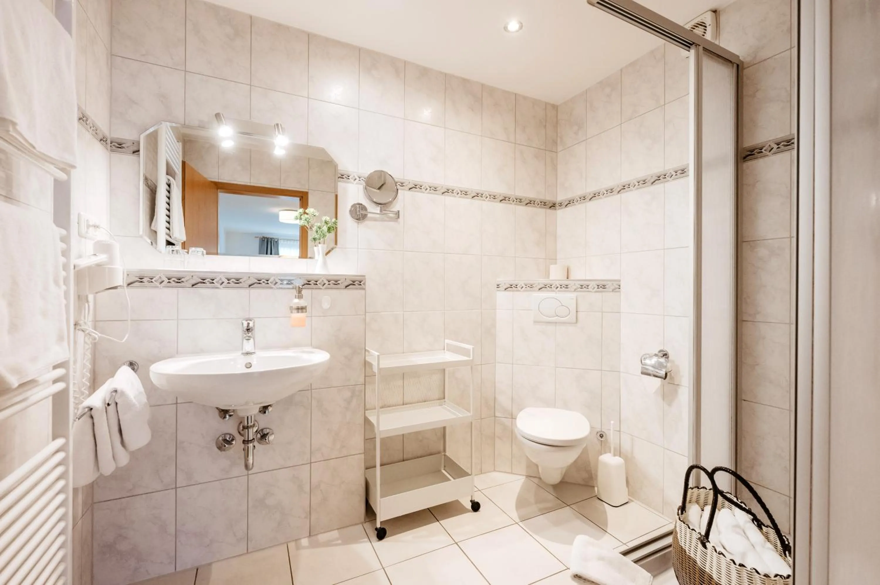 Bathroom in Hotel Restaurant Zum Goldenen Anker mit Hallenbad & Wellnessbereich