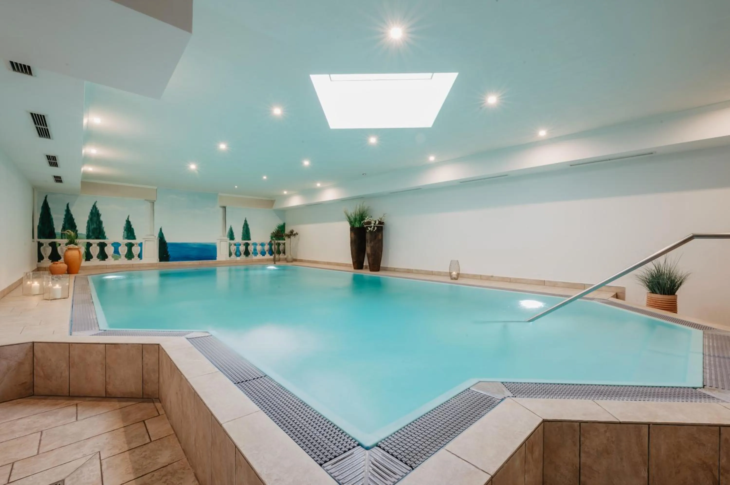 Swimming pool in Hotel Restaurant Zum Goldenen Anker mit Hallenbad & Wellnessbereich
