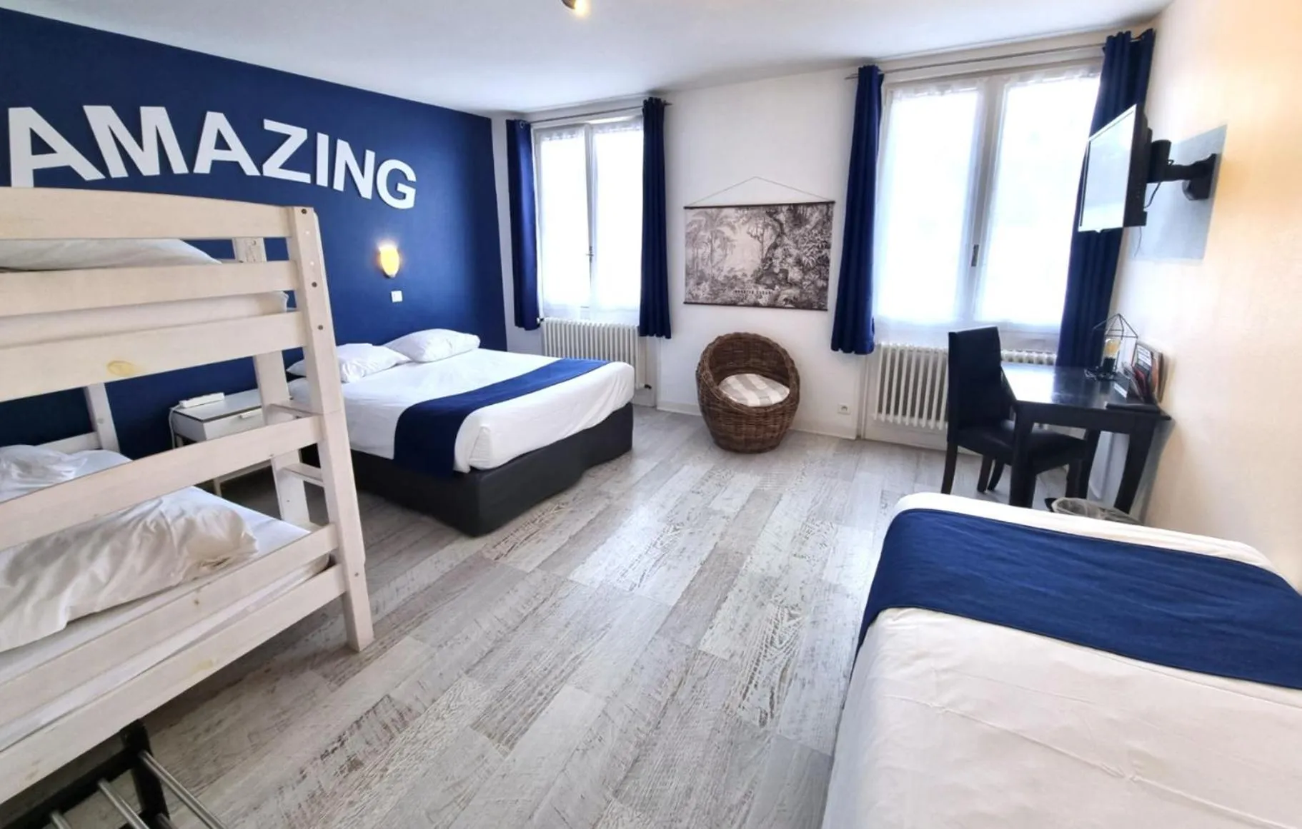 Property building, Bed in Hotel Le Bourgogne