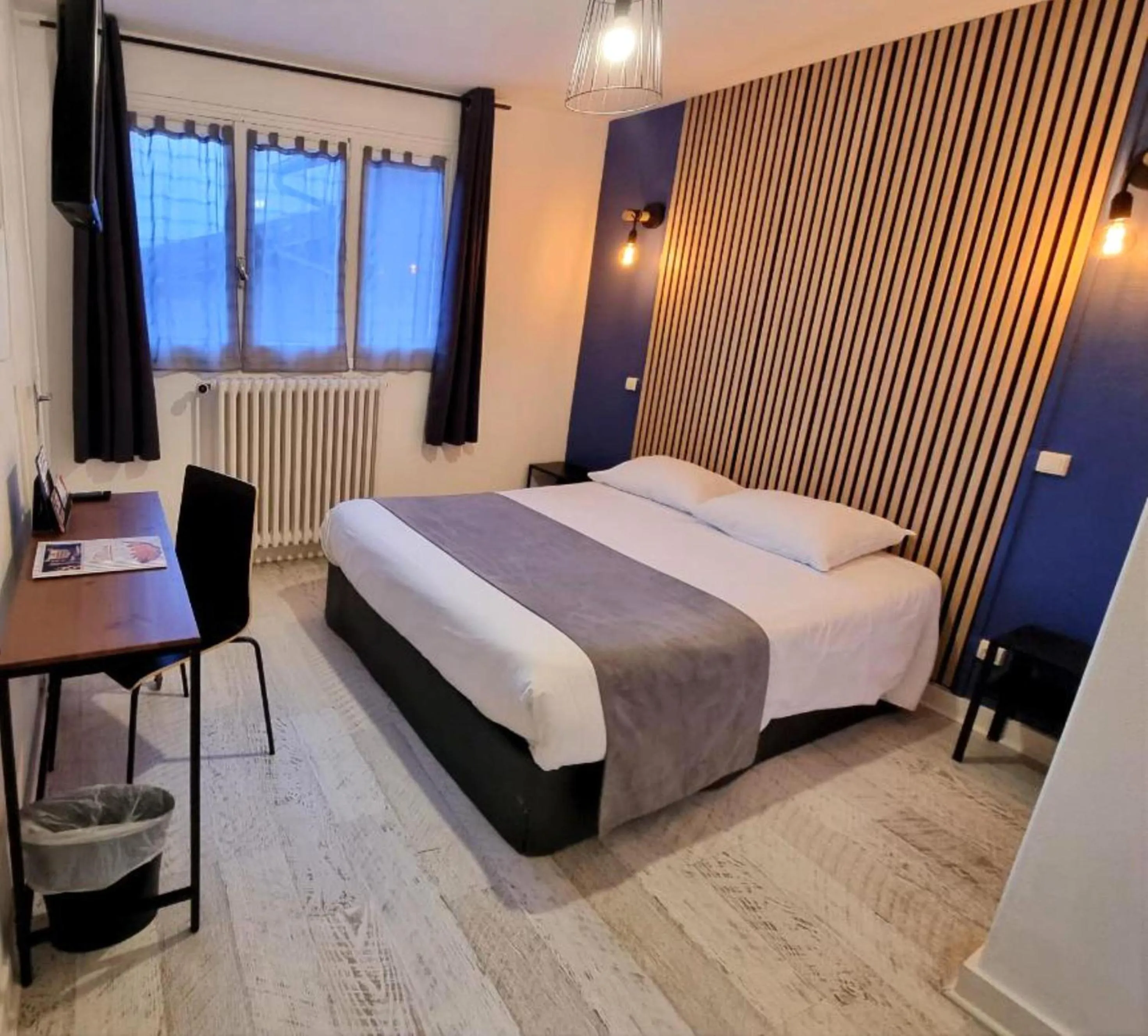 Property building, Bed in Hotel Le Bourgogne